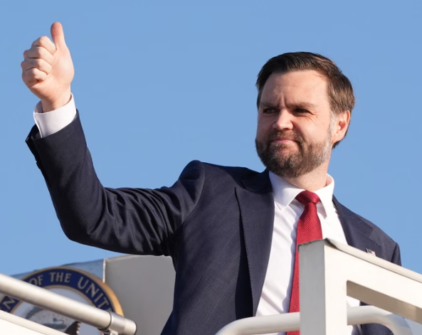 hó Tổng thống Mỹ JD Vance giơ ngón tay cái lên khi ông lên máy bay Không lực Hai sau khi tham dự các cuộc đàm phán với Iran ở Islamabad. Ảnh: Jacquelyn Martin / AFP / Getty Images