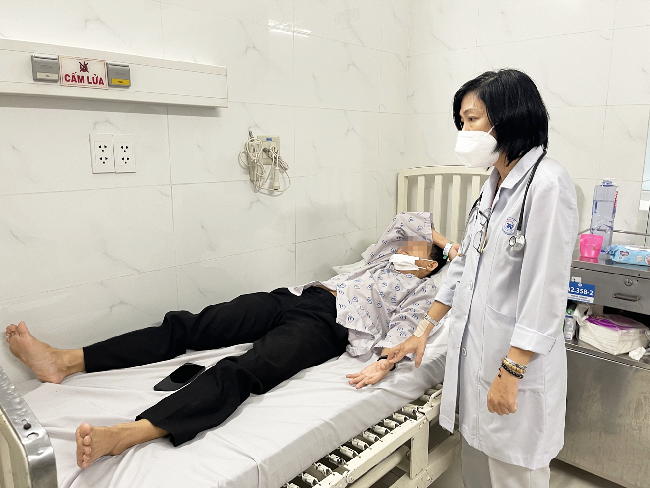 Bác sĩ Nguyễn Thị Phương Nga đang khám cho một bệnh nhân bị sốc nhiệt tại Khoa Nội thần kinh, Bệnh viện Thống Nhất