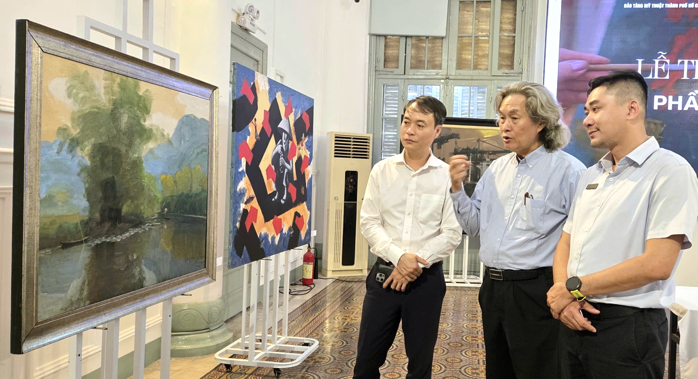 Các chuyên gia xem tác phẩm được Bảo tàng Mỹ thuật TPHCM tiếp nhận từ Hội Mỹ thuật Việt Nam - ẢNH: NGỌC TUYẾT