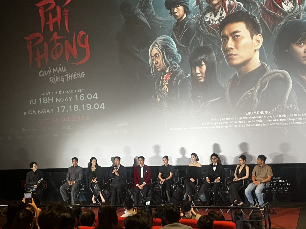 Ê kíp phim Phí phông: Quỷ máu rừng thiêng trong buổi giao lưu chiều ngày 14/4