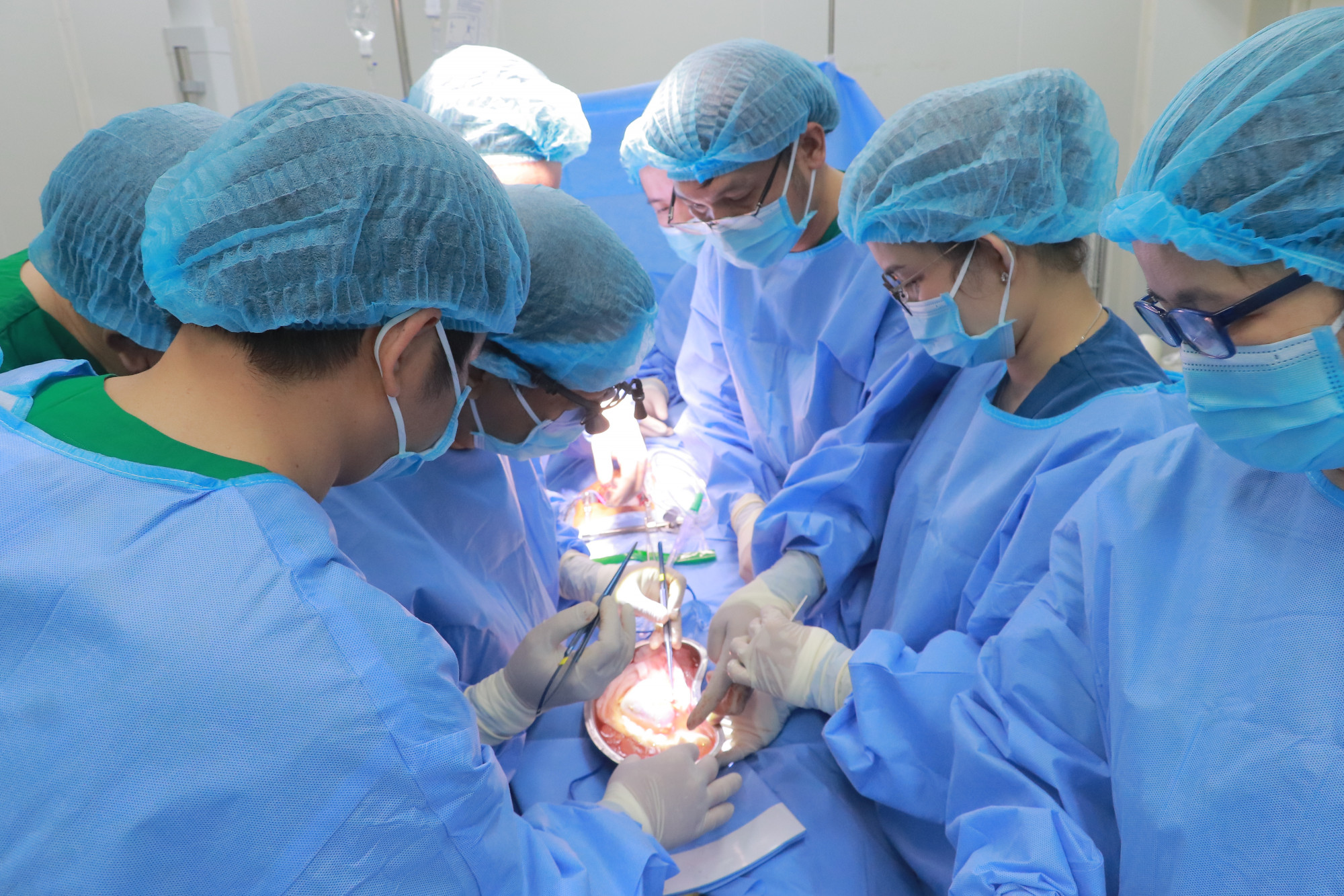 Các chuyên gia và ekip thực hiện kỹ thuật… Ảnh: CTV