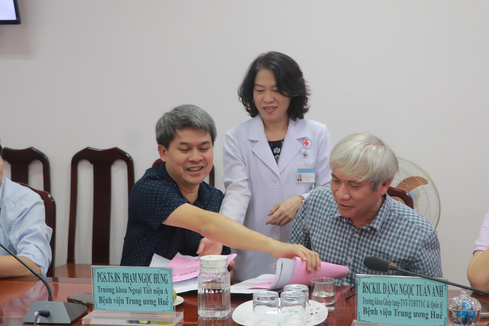 Các bác sĩ và chuyên gia tiến hành hội chẩn chuyên môn. Ảnh: CTV