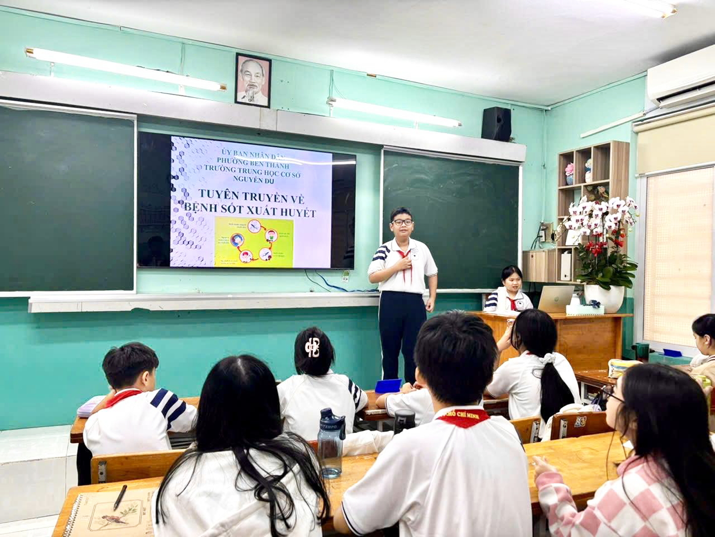 Trò thạo AI, thầy cô cần bắt nhịp chuyển đổi số Học sinh Trường THCS Nguyễn Du tự tin làm chủ lớp học, ứng dụng AI để thiết kế, thuyết trình bài học - ẢNH: NGUYỄN LOAN