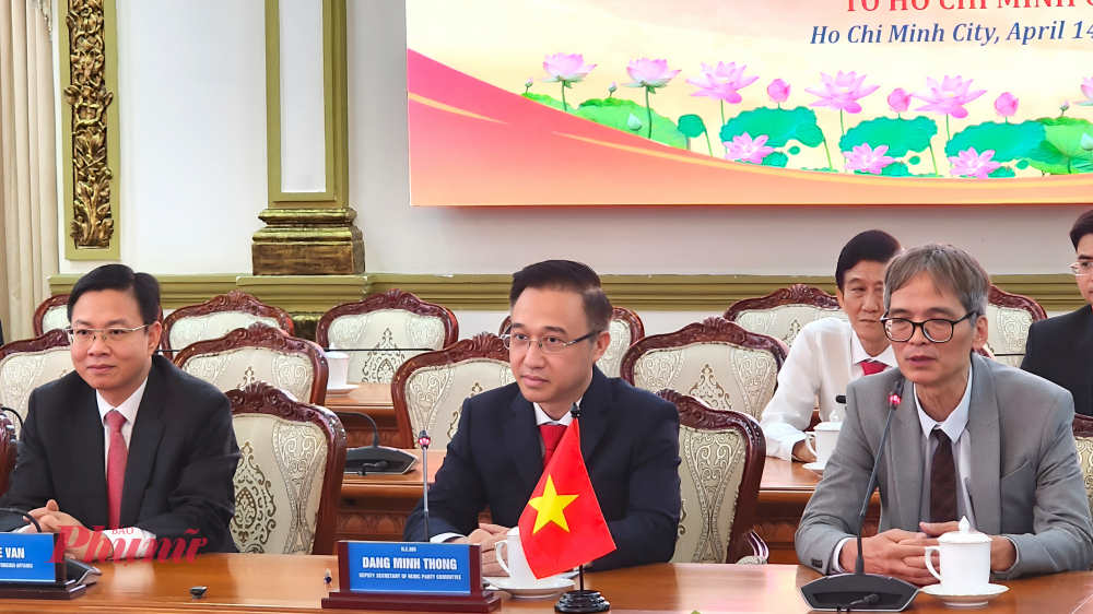 Cùng tham dự buổi tiếp có Thứ trưởng Bộ Ngoại giao Ngô Lê Văn (bìa trái), Phó Chủ tịch UBND TPHCM Nguyễn Mạnh Cường cùng đại diện các sở, ban, ngành TPHCM.