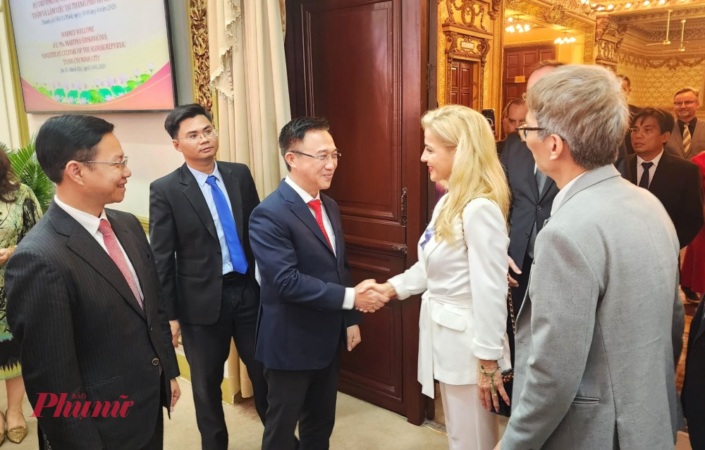 Phó Bí thư Thành ủy TPHCM Đặng Minh Thông chào mừng Bộ trưởng Martina Šimkovičová đến công tác tại TPHCm