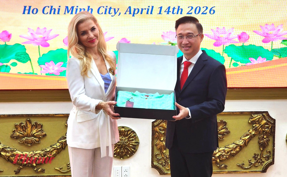 Ông Đặng Minh Thông gửi tặng món quà lưu niệm là chiếc áo dài Việt Nam đến bà Martina Šimkovičová 