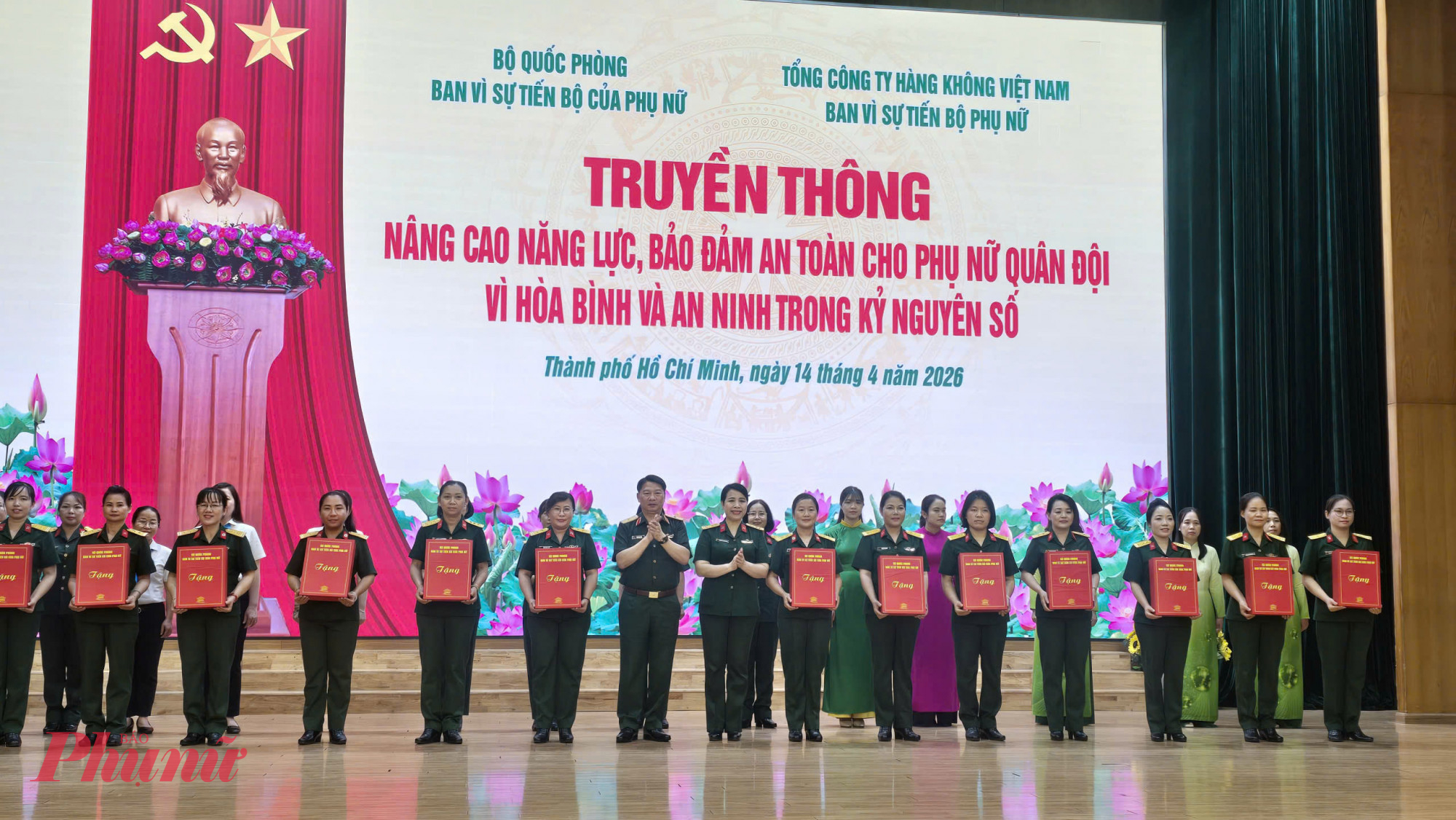 Ban Vì sự tiến bộ của phụ nữ Quân đội dành tặng 30 suất quà động viên, khích lệ các cán bộ, hội viên Phụ nữ Quân đội tiêu biểu, đạt thành tích xuất sắc trong nghiên cứu khoa học, công nghệ, đổi mới sáng tạo và chuyển đổi số, đóng góp thiết thực vào việc hoàn thành thắng lợi nhiệm vụ chính trị của cơ quan, đơn vị trong thời gian qua