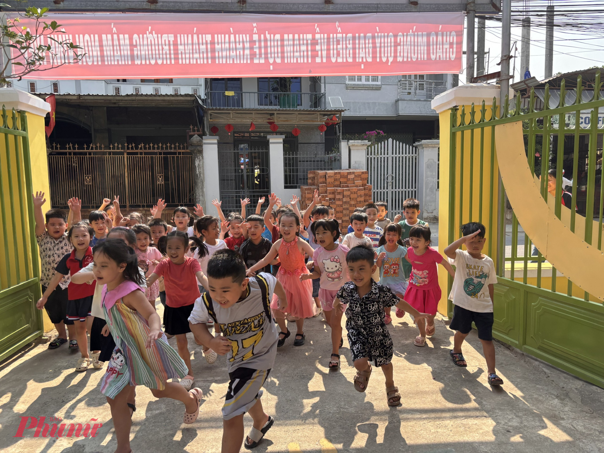 Niềm vui của học sinh trong ngày khánh thành trường mới