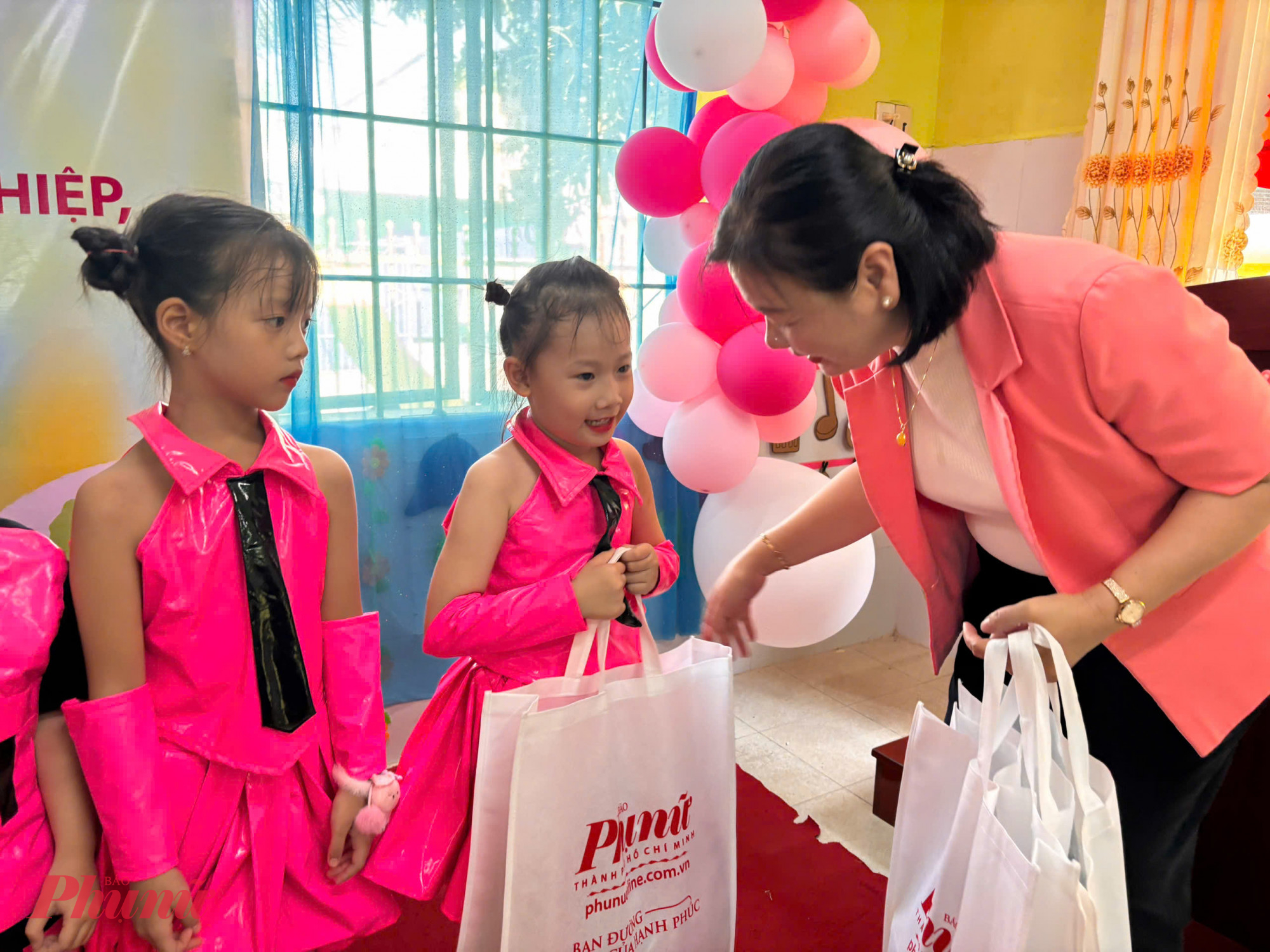 Bà Lý Việt Trung – Tổng Biên Tập Báo Phụ nữ  tặng quà