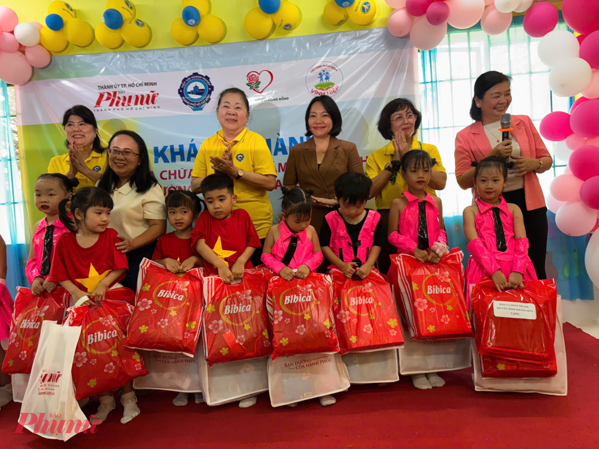 Báo Phụ nữ và  Quỹ Doanh nhân vì cộng đồng tặng quá cho học sinh