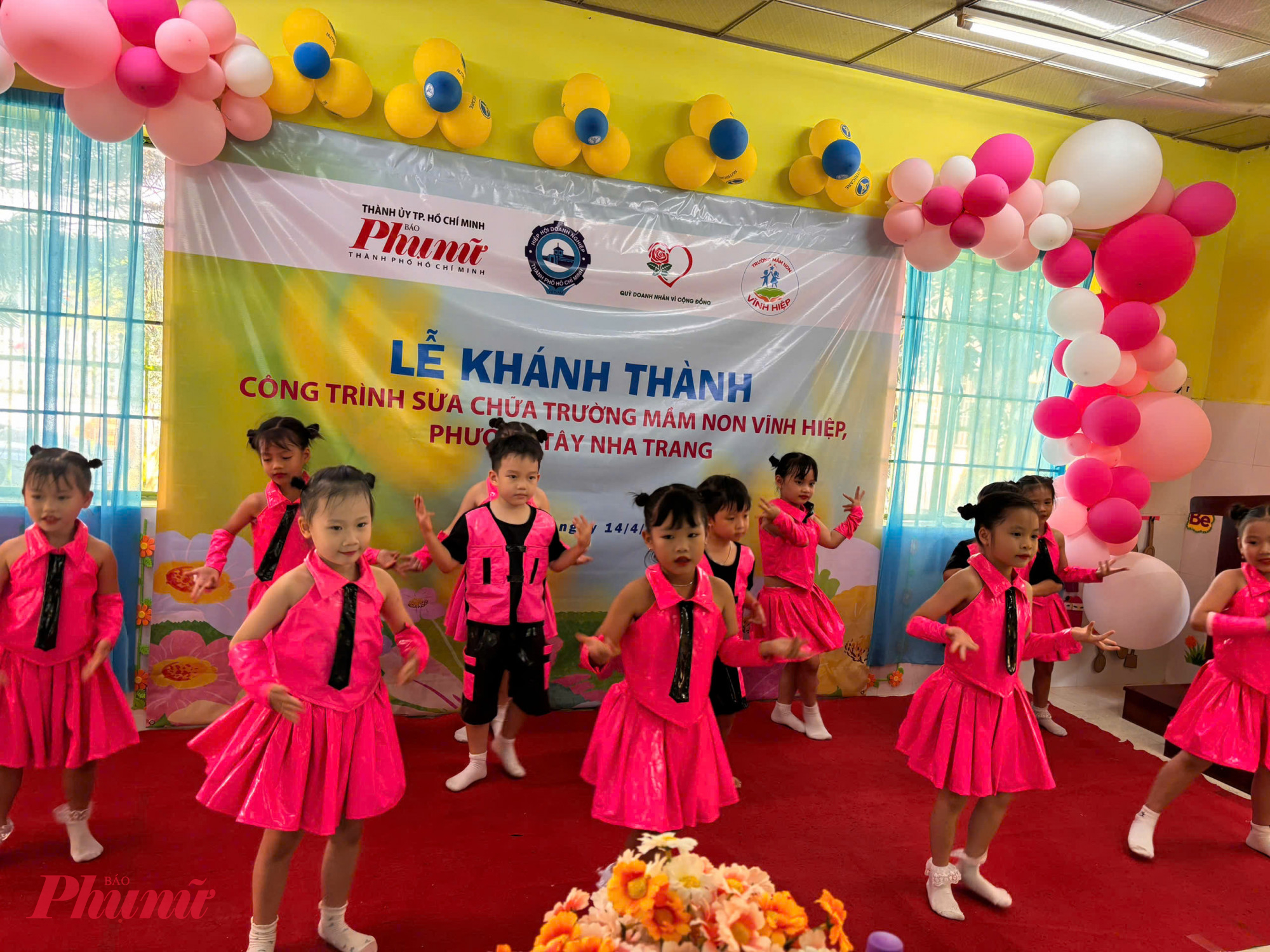 Các bé hào hứng biểu diễn văn nghệ