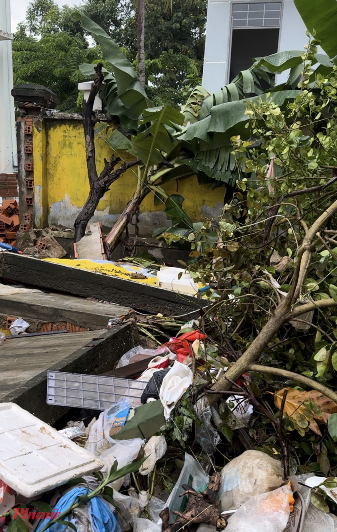 Trường cũ hoang tàn sau lũ. Ảnh nhà trường cung cấp