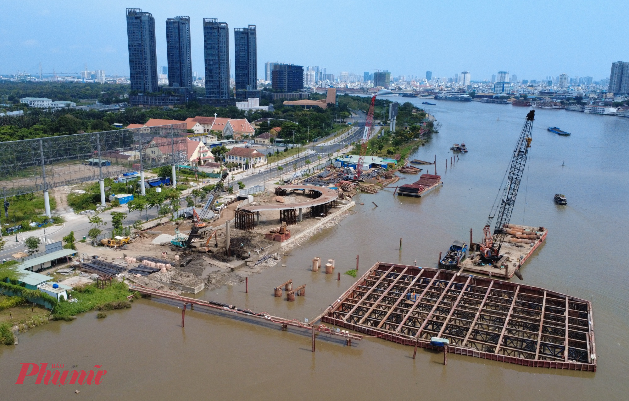 Ngoài ra, dưới lòng sông tồn tại nhiều chướng ngại vật như cọc gỗ, bê tông cũ và lớp đá kè, gây trở ngại lớn cho công tác thi công cọc khoan nhồi, cọc xi măng đất và các trụ dưới nước.