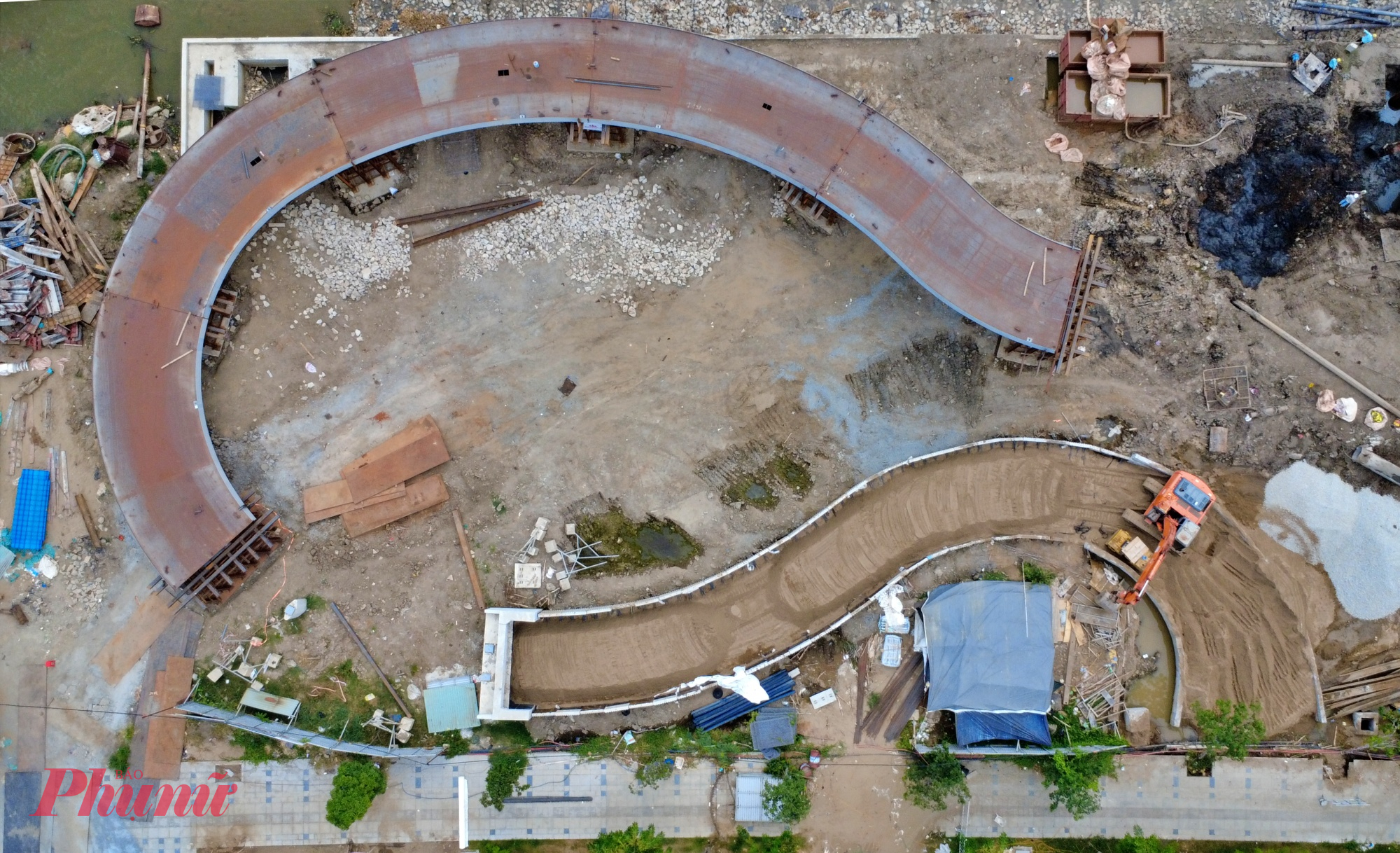 Phần cầu dẫn bằng khung thép đúc sẵn.