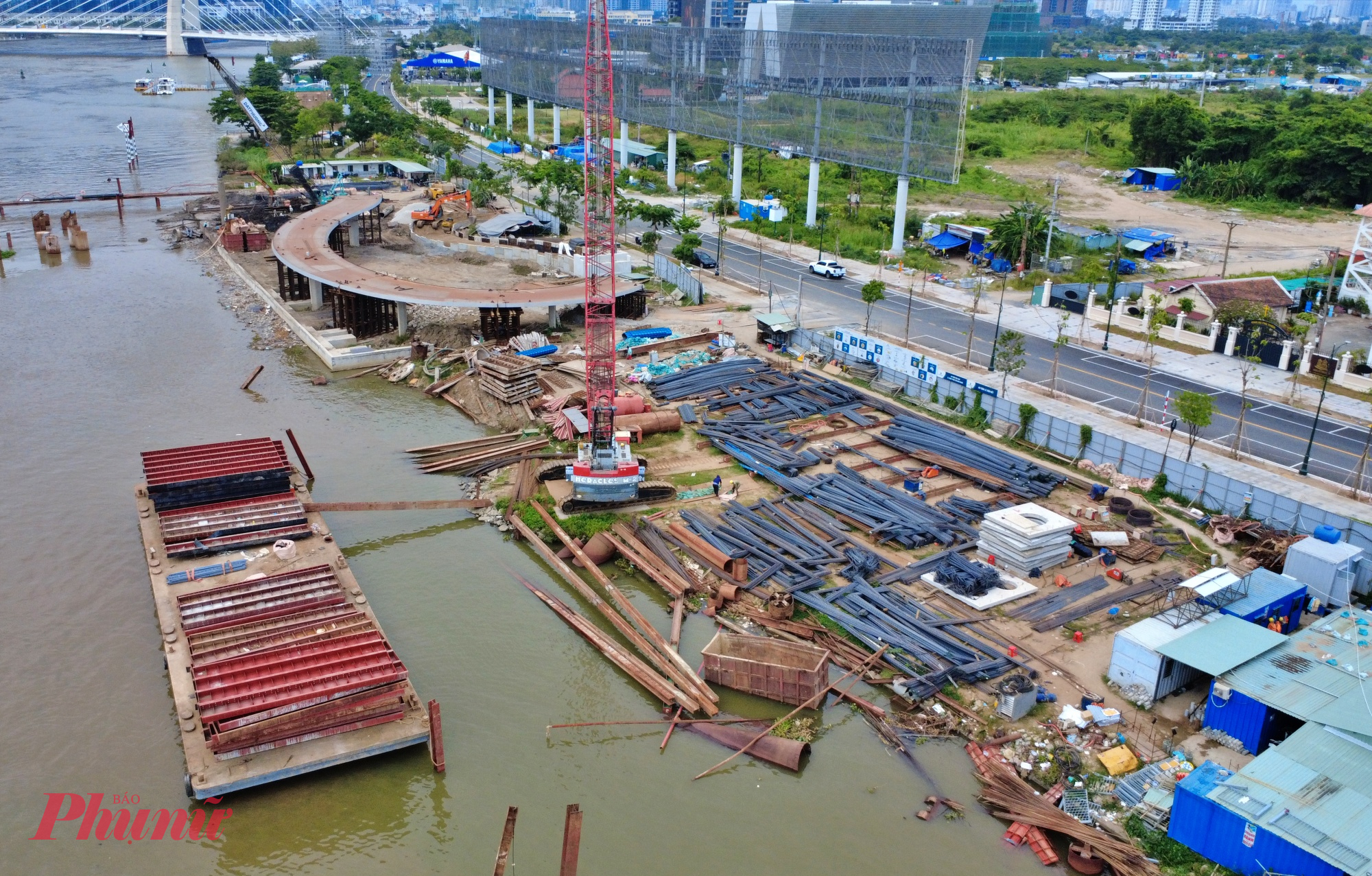 Bên cạnh đó, hồ sơ thiết kế một số hạng mục như kè bờ sông chưa được thẩm định kịp thời; việc tiếp cận công trường cũng bị hạn chế do khung giờ lưu thông trên các tuyến đường xung quanh.