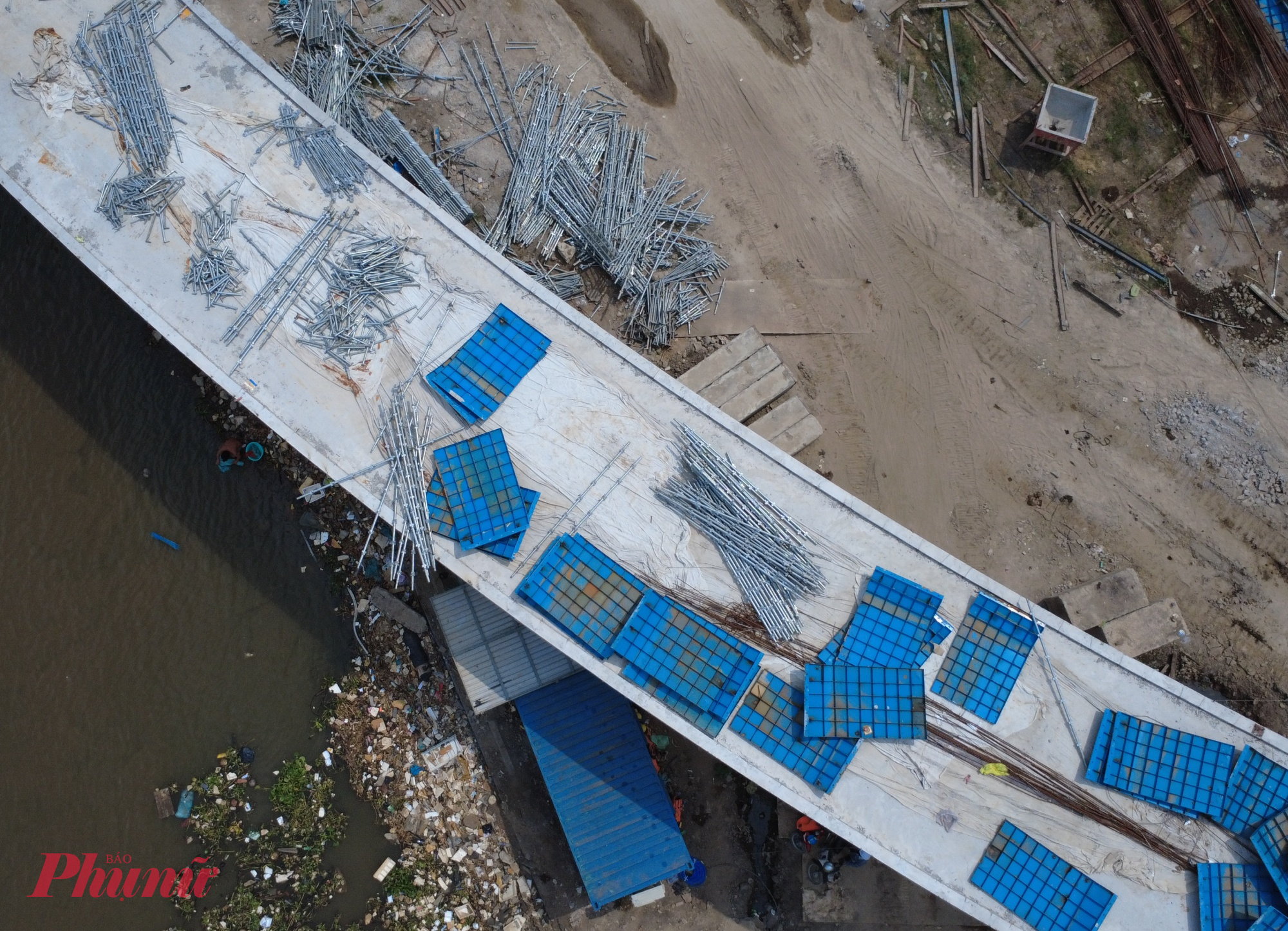 Một phần cầu dẫn đã được đổ bê tông, nhà thầu đang thi công phần còn lại.