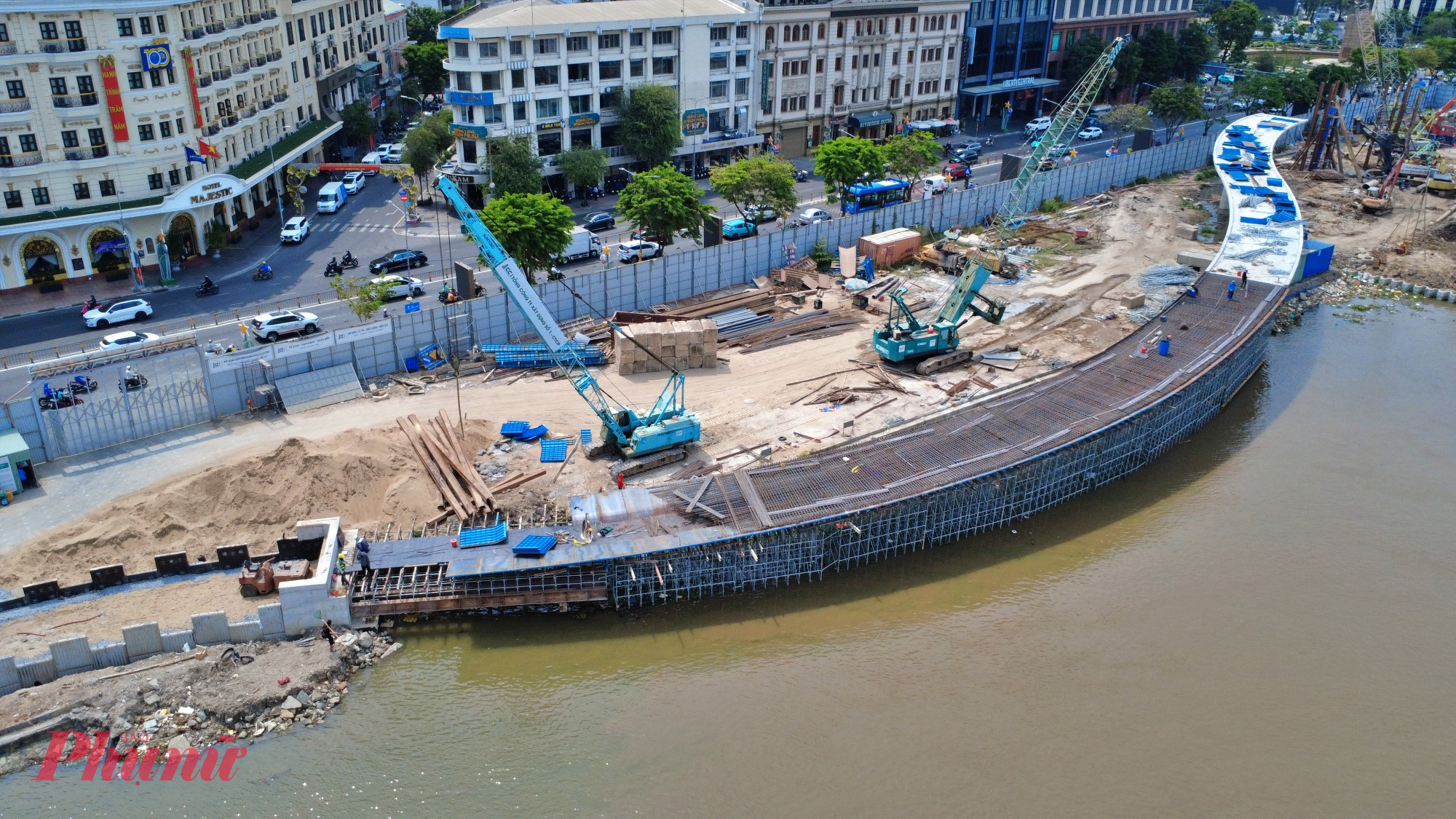 Hiện tại, dự án mới hoàn thành phần cầu dẫn và đường dẫn cầu, đồng thời đang triển khai thi công trụ chống va cùng nhiều hạng mục liên quan. 