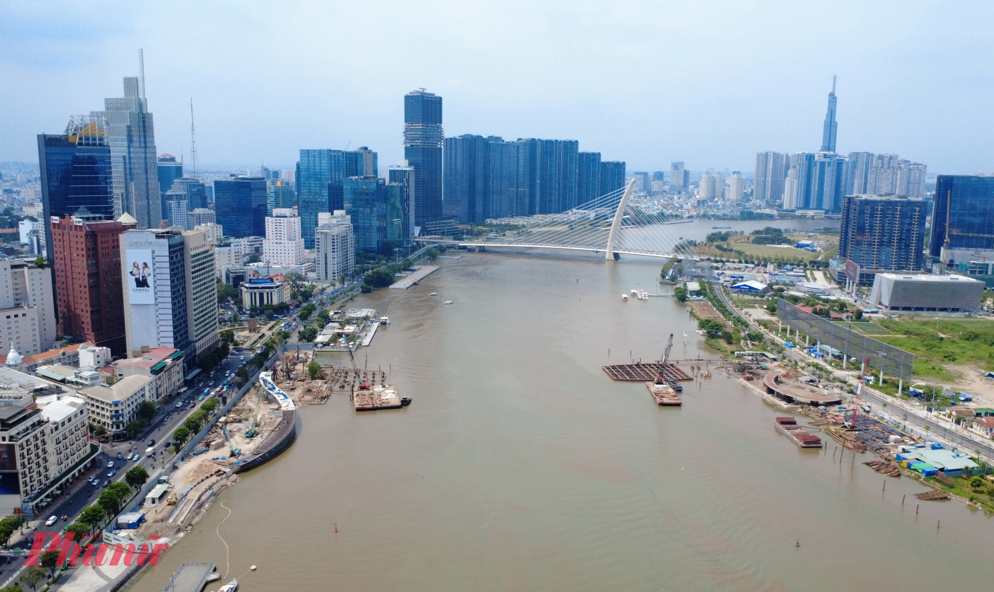 Công trình cầu đi bộ qua sông Sài Gòn có tổng chiều dài khoảng 720m, nối liền khu vực trung tâm quận 1 (nay là phường Sài Gòn) với khu đô thị Thủ Thiêm (phường An Khánh). Dự án có tổng mức đầu tư khoảng 1.000 tỉ đồng, do Nutifood tài trợ.