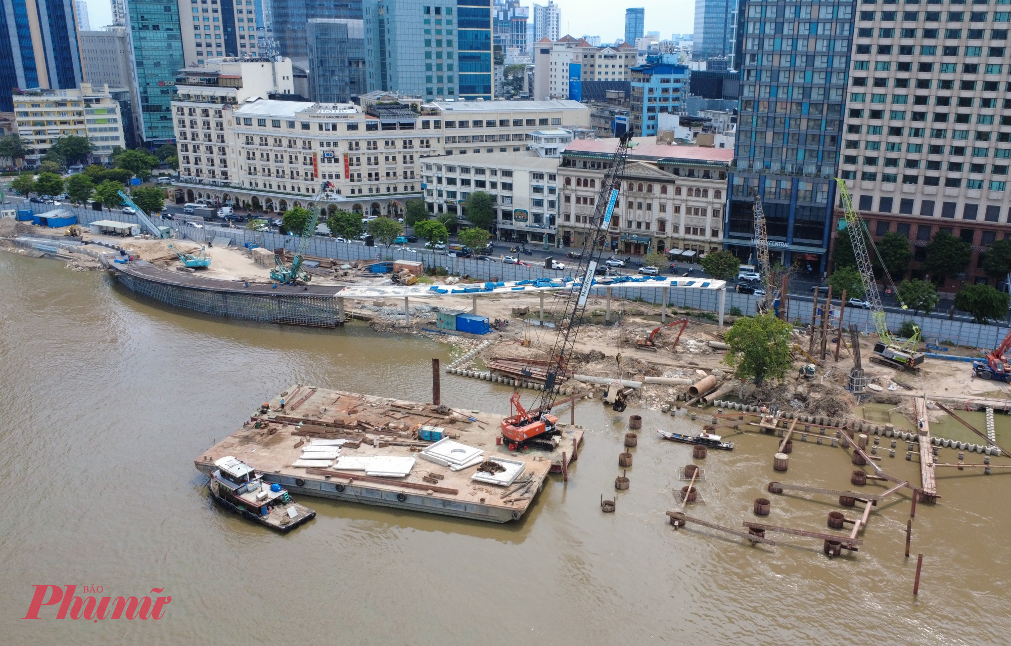 Đặc biệt, cầu có tĩnh không thông thuyền rộng 80m và cao 10m, đảm bảo điều kiện lưu thông đường thủy trên tuyến sông huyết mạch này.