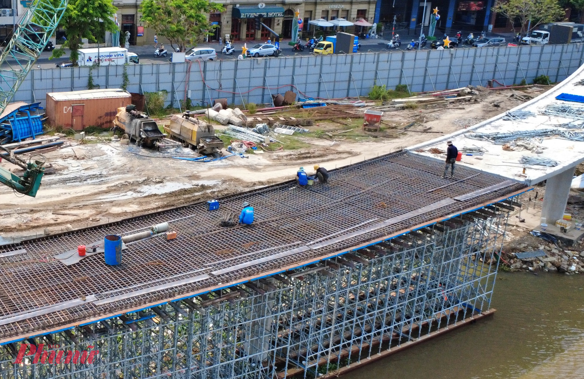 Cầu dẫn được xây dựng bằng kết cấu dầm hộp bê tông cốt thép kết hợp dầm thép; các mố trụ sử dụng móng cọc khoan nhồi.