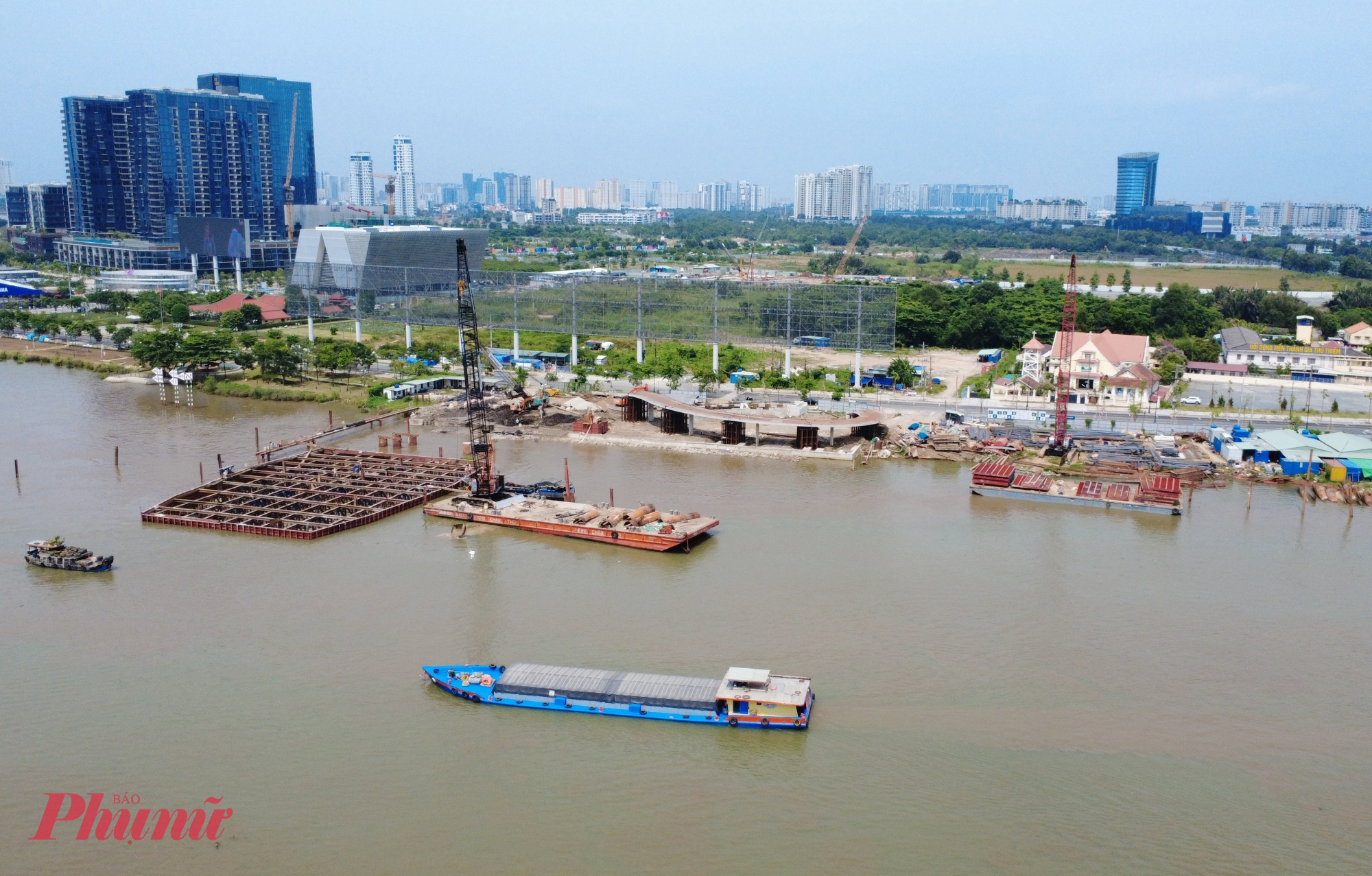 Phần thi công phía khu đô thi Thủ Thiêm. 