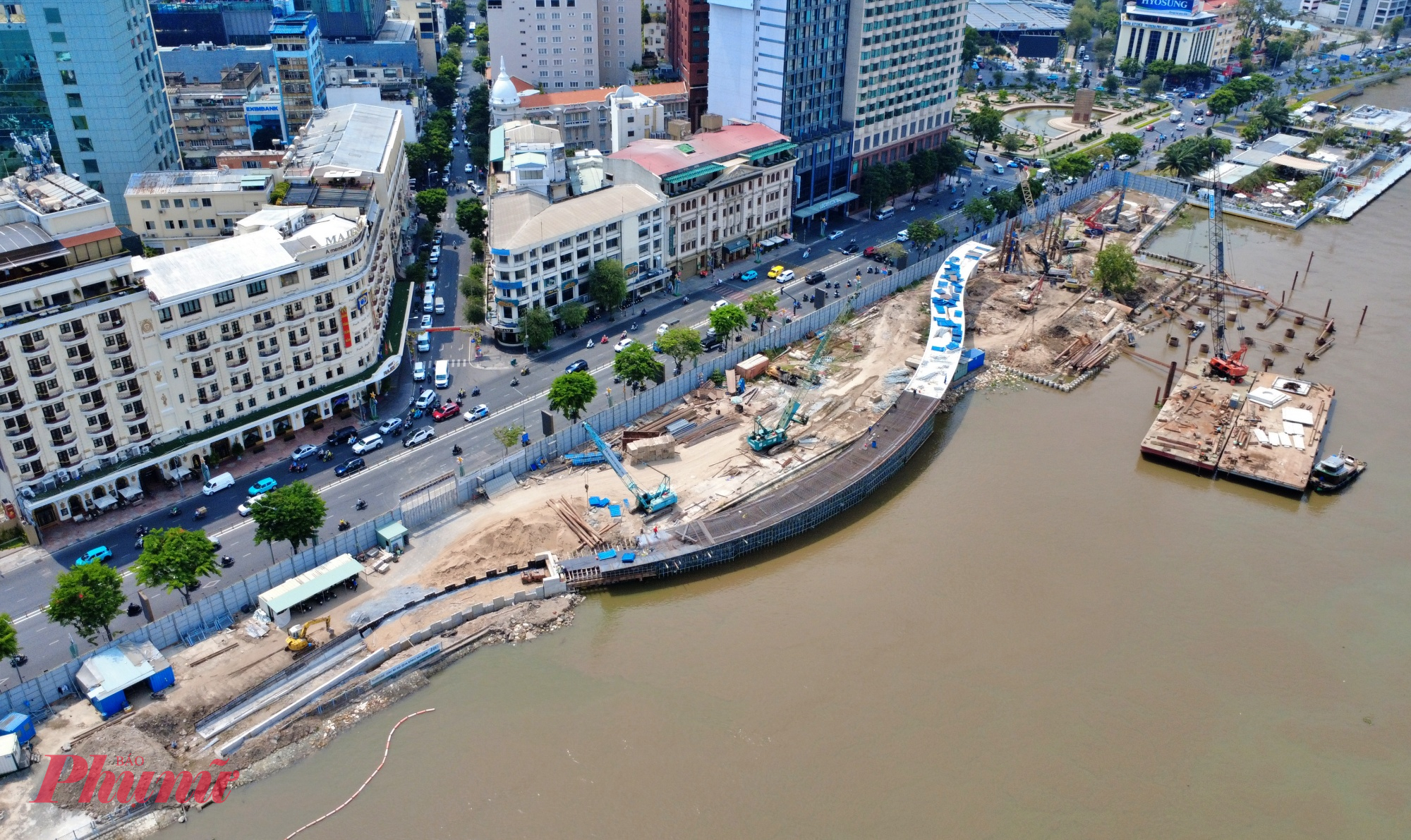 thay vì mô phỏng theo cách truyền thống, các kiến trúc sư đã chuyển hóa hình tượng này thành cấu trúc thép hiện đại với những đường cong mềm mại, tạo nên vẻ ngoài tinh tế, hài hòa với cảnh quan đô thị.