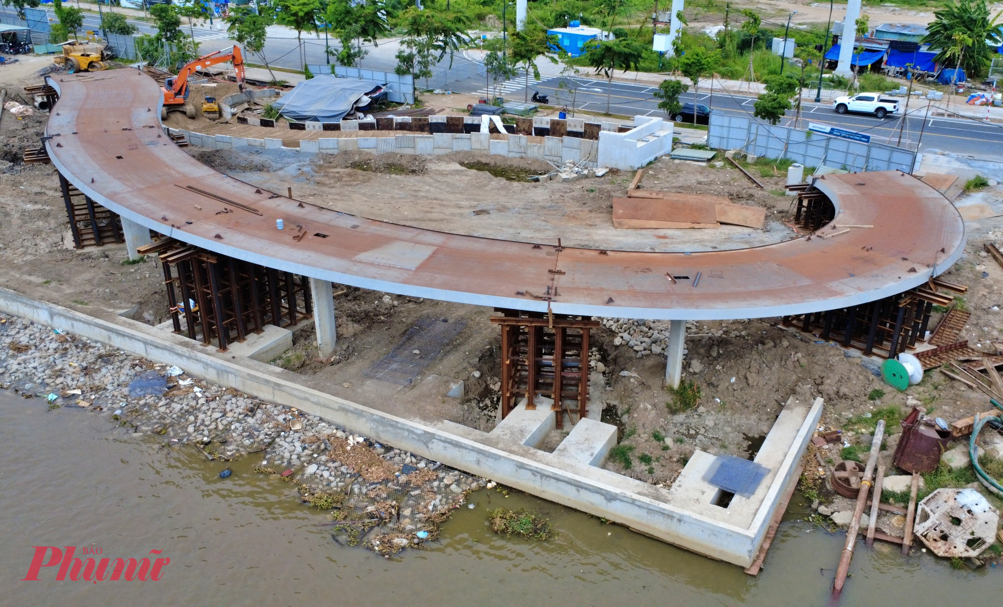 Theo nhà thầu CC1 - một trong những đơn vị thi công tại dự án, quá trình triển khai gặp nhiều khó khăn, đặc biệt là vướng mắc về mặt bằng khi một số khu vực chưa hoàn tất giải tỏa. 