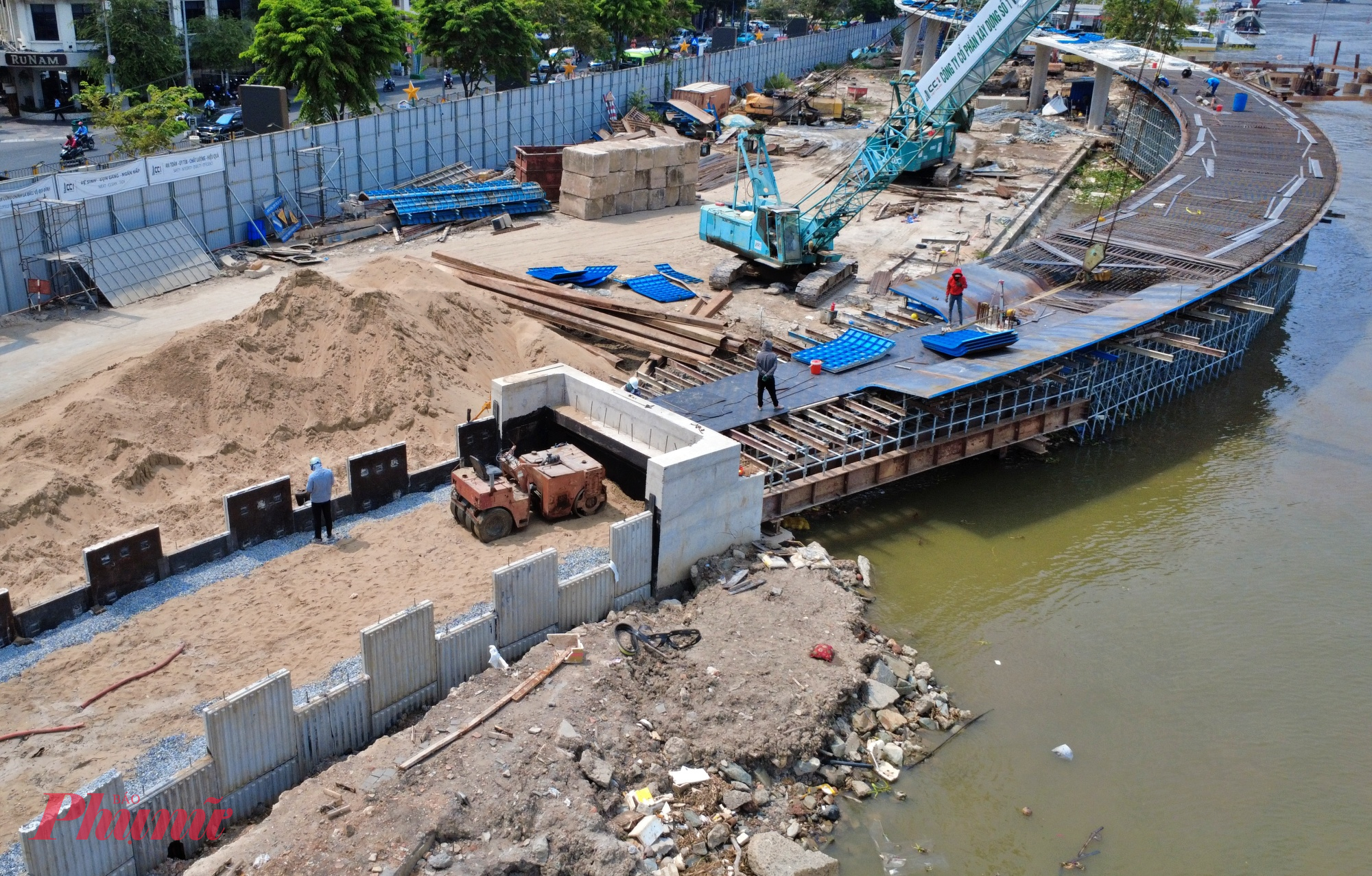 Phần khung chinh của cầu dẫn đã được lắp đặt, thành hình hài. Phần đường dẫn bố trí tường chắn bê tông cốt thép và tường chắn có cốt trên nền móng cọc đất gia cố xi măng (CDM).