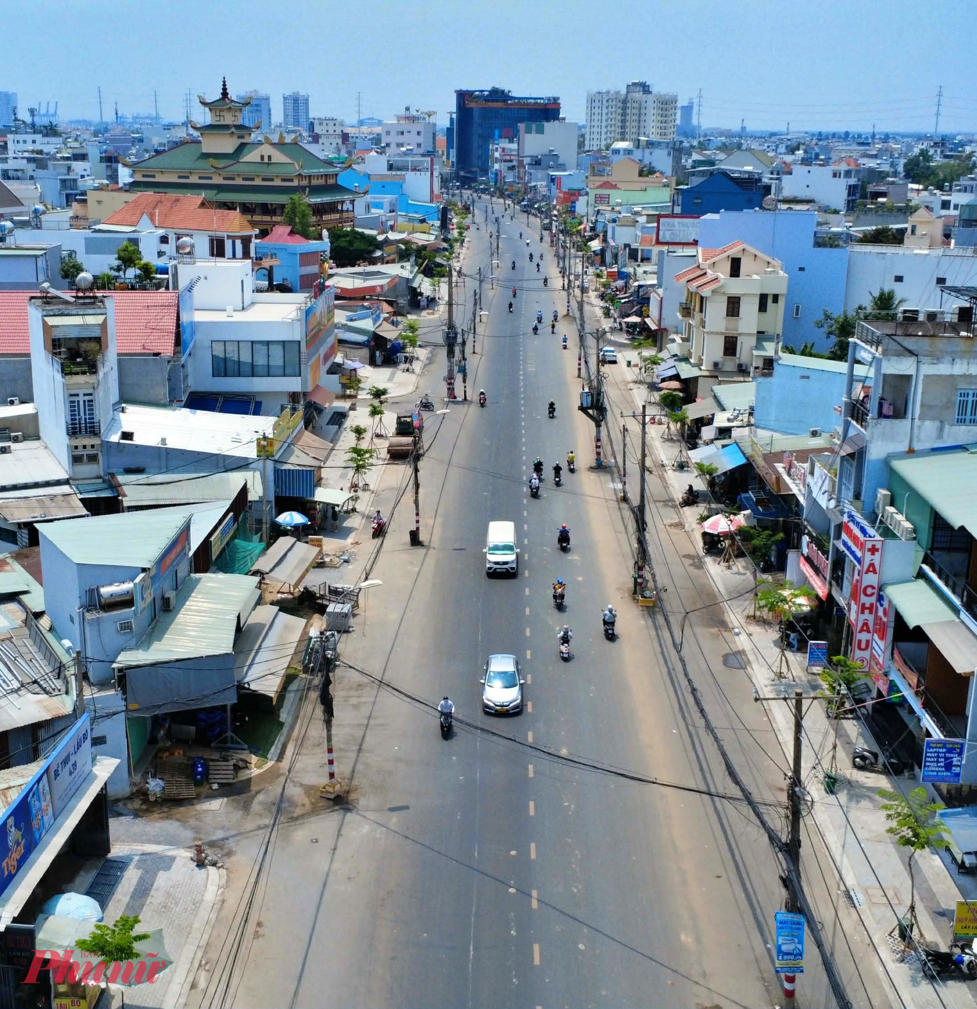 Có khoảng 200 trụ điện chưa được di dời sau khi mở rộng đường Nguyễn Thị Định - Ảnh: Nguyễn Văn