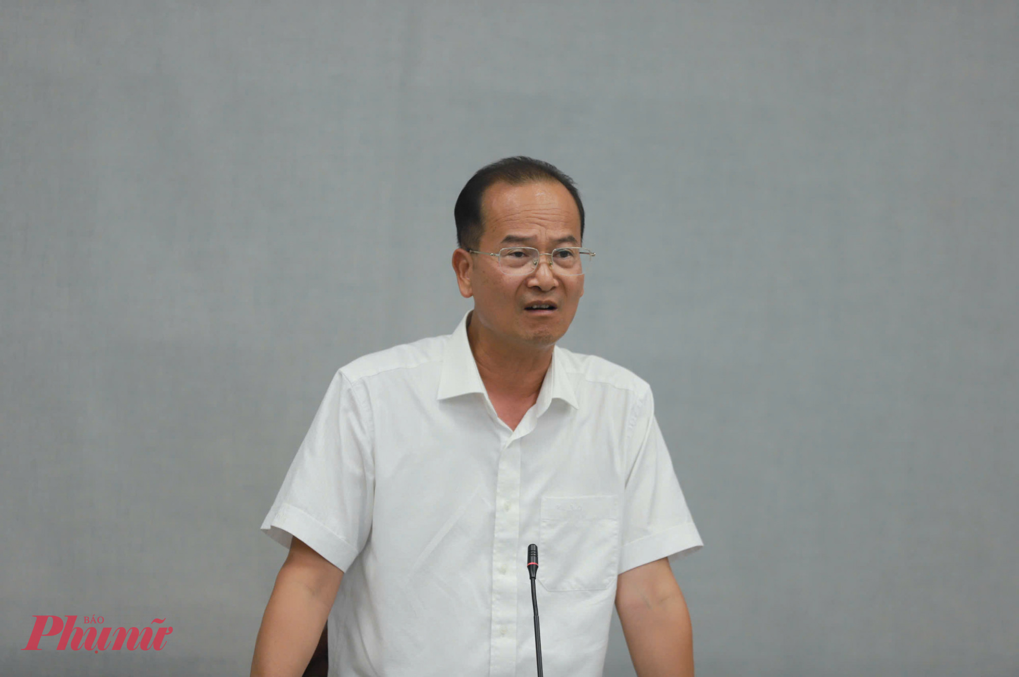 ông Hoàng Việt Trung- Giám đốc Trung tâm Bảo tồn di tích cố đô Huế chủ trì cuộc họp với các nhà nghiên cứu văn hóa