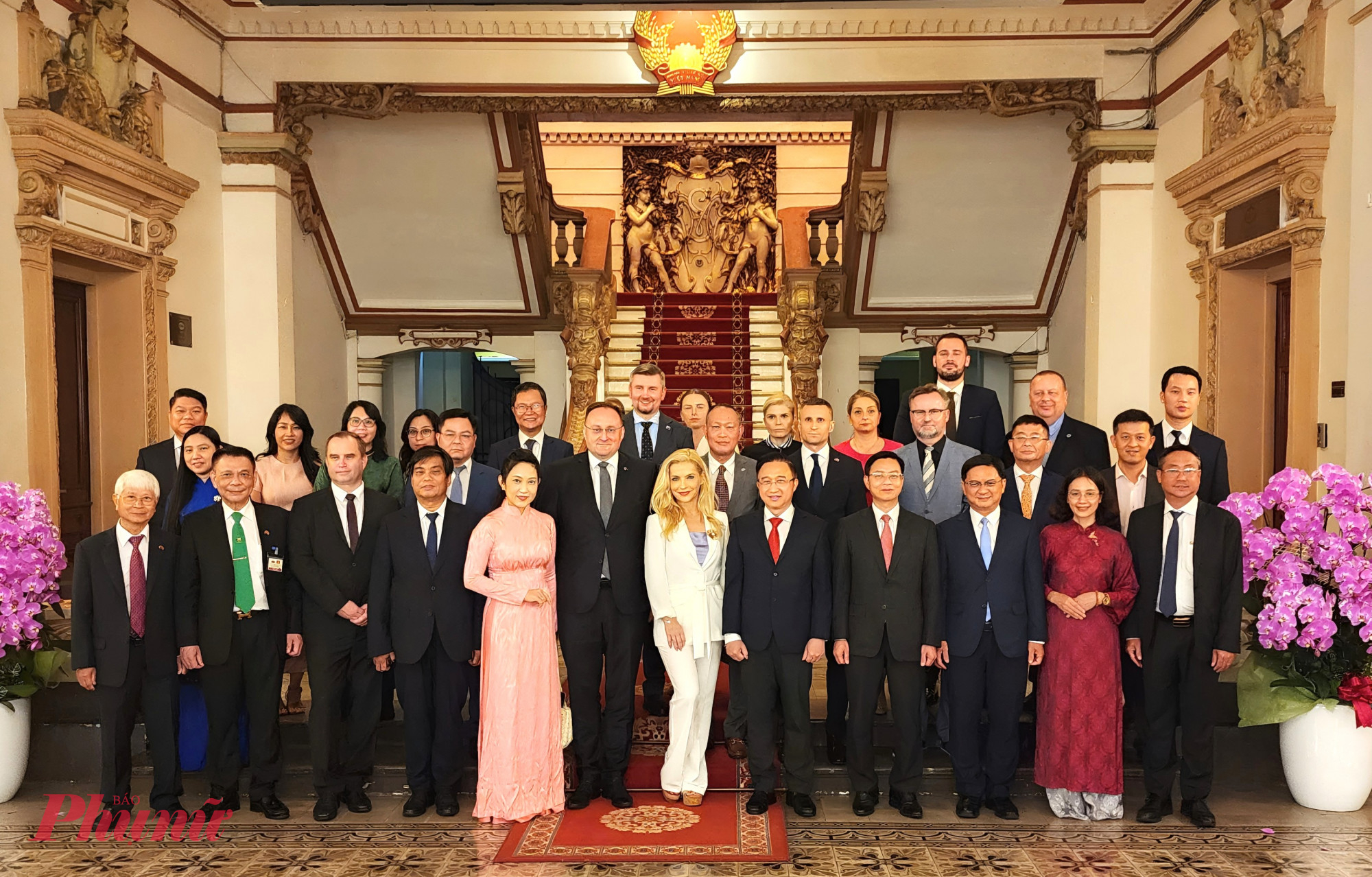 Các đại biểu cùng chụp ảnh lưu niệm