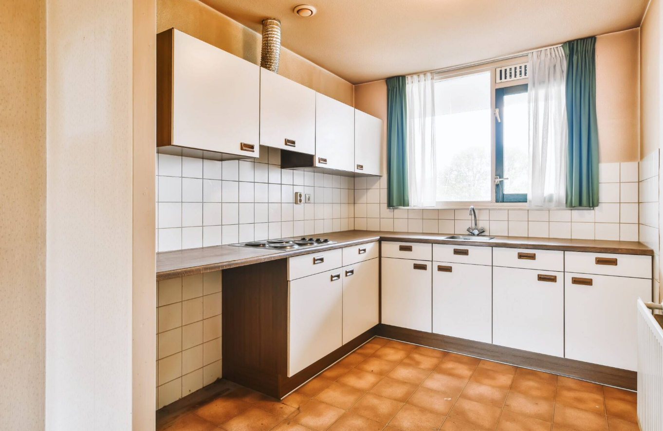 Đóng kín nhà bếp quá mức: Một căn bếp khép kín có thể khiến ngôi nhà trông lỗi thời và thiếu ấm cúng. Trong những ngôi nhà cũ, bếp thường được tách biệt khỏi phần còn lại của ngôi nhà, nhưng ngày nay người mua nhà lại thích bố cục mở, cho phép di chuyển dễ dàng, kết nối và trò chuyện thoải mái. Mặc dù bạn không cần phải phá bỏ mọi bức tường, nhưng một căn bếp quá kín có thể là yếu tố quyết định khiến người mua từ bỏ ý định mua nhà. Thay vì một không gian hoàn toàn khép kín, hãy cân nhắc các lối mở một phần, cửa sổ thông hoặc cửa ra vào rộng hơn để tạo sự lưu thông tốt hơn mà vẫn giữ được cấu trúc tổng thể. Ảnh: @Envato Elements / pro_creator.