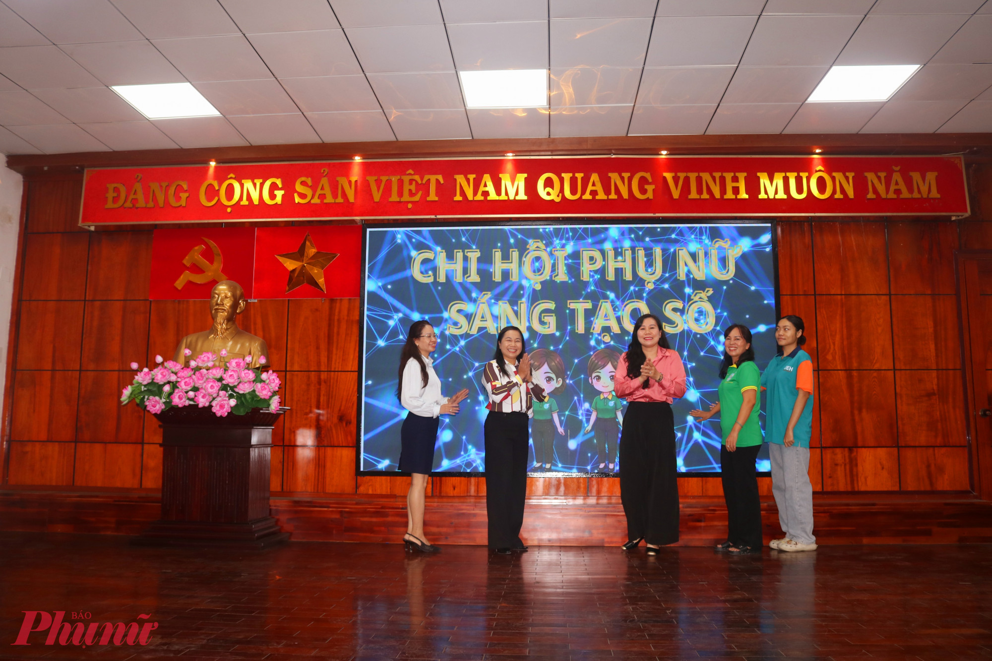 Đại biểu thực hiện nghi thức ra mắt mô hình Chi hội Phụ nữ Sáng tạo số - Ảnh: Mẫn Nhi