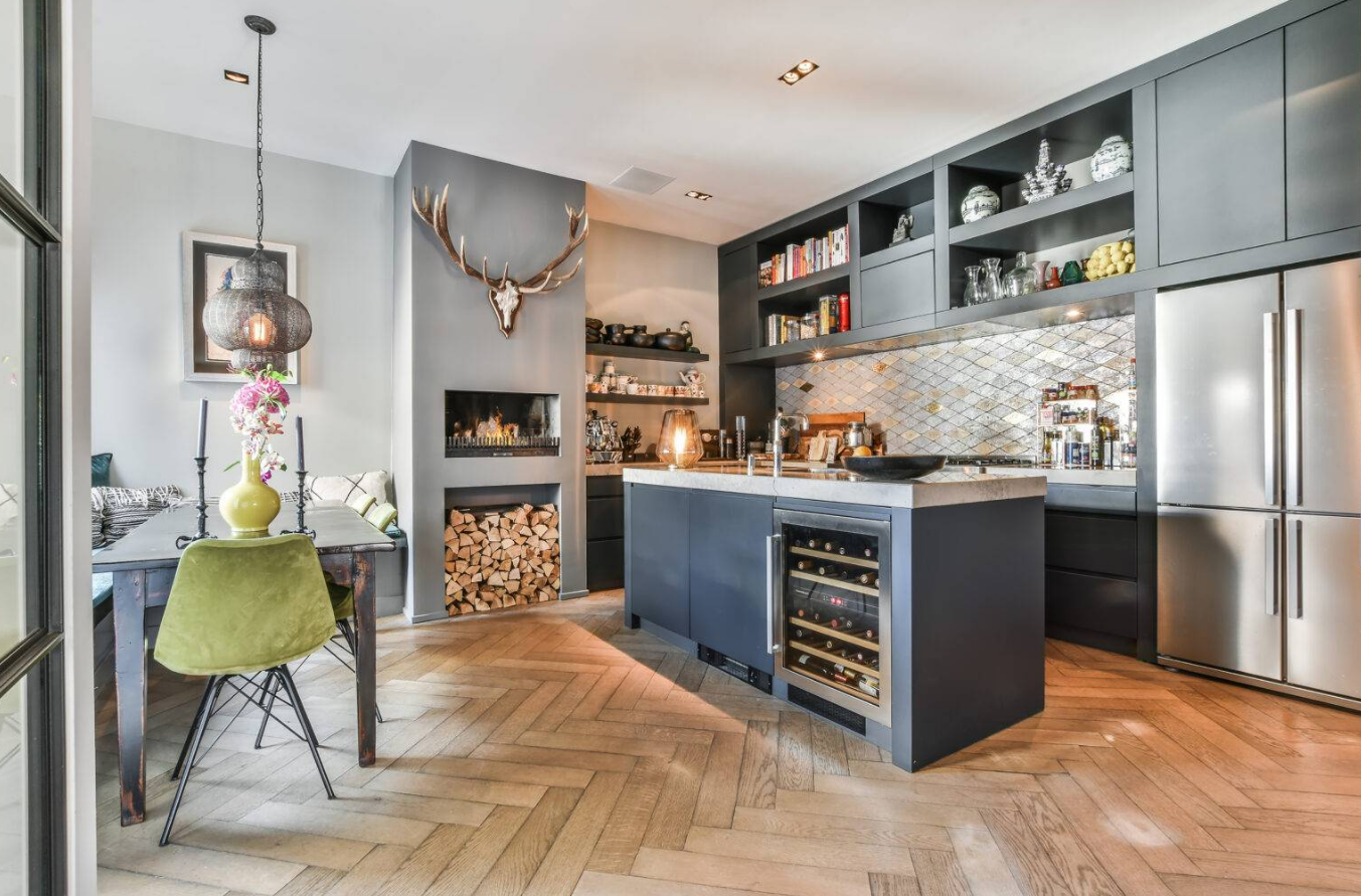 Chọn kích thước kệ bếp quá lớn hoặc quá nhỏ: Kệ bếp có thể là một điểm nhấn tuyệt vời, nhưng chỉ khi nó có kích thước phù hợp. Một kệ bếp quá lớn có thể khiến nhà bếp trông chật chội, trong khi một kệ bếp quá nhỏ lại vô dụng và lạc lõng. Một số chủ nhà cho rằng, kệ bếp càng lớn càng tốt, nhưng một kệ bếp quá khổ thực tế có thể làm giảm tính năng sử dụng bằng cách gây khó khăn hơn khi di chuyển giữa các khu vực nấu nướng. Mặt khác, một kệ bếp quá nhỏ có thể không đáp ứng được các mục đích sử dụng. Hãy lựa chọn kỹ càng kích thước kệ bếp của bạn. Ảnh: @Envato Elements / pro_creator.