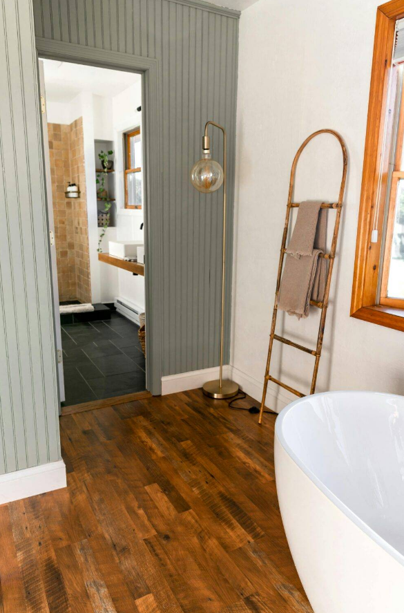 Giá treo kiểu thang giúp tiết kiệm không gian khi trưng bày khăn: Giá treo khăn kiểu thang kết hợp giữa tính tiện dụng và vẻ đẹp thẩm mỹ. Chúng có thể đứng độc lập, dễ dàng di chuyển và lý tưởng cho người thuê nhà. Chọn thang bằng tre hoặc gỗ thô cho phòng tắm mang phong cách spa hoặc thang gỗ sơn màu để tạo điểm nhấn thú vị. Để tạo nét hiện đại, hãy chọn thiết kế bằng kim loại với lớp hoàn thiện màu đen hoặc trắng bóng bẩy. Vắt khăn lên các bậc thang tạo hiệu ứng nhiều lớp, ấm cúng. Ảnh: @pexels / Andrea Davis.