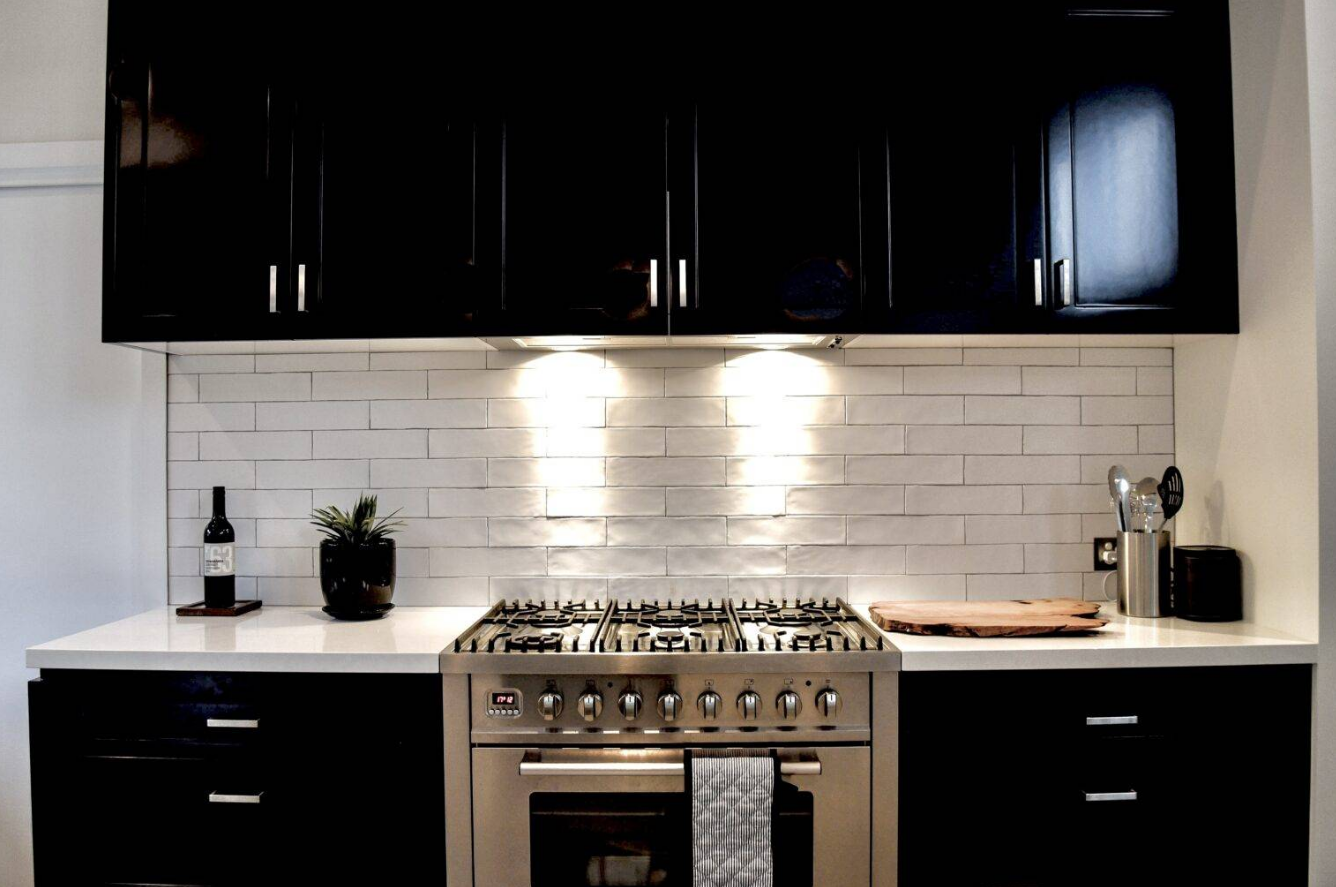 Bỏ qua ánh sáng tự nhiên: Ngay cả khi thiết kế tổng thể đẹp, một căn bếp tối tăm thiếu ánh sáng tự nhiên cũng có thể khiến người ta cảm thấy nản lòng. Cửa sổ nhỏ/không có cửa sổ, rèm cửa dày hoặc vị trí cửa sổ không hợp lý có thể khiến căn bếp trông bí bách và chật chội. Người mua nhà thường thích những không gian sáng sủa, thoáng đãng, vì vậy việc chặn ánh sáng tự nhiên là một sai lầm lớn. Nếu có thể, hãy ưu tiên cửa sổ lớn hoặc cửa kính để đón nhiều ánh sáng ban ngày hơn. Ngay cả những giải pháp đơn giản như sử dụng rèm cửa mỏng hơn hoặc bề mặt phản chiếu cũng có thể giúp phản chiếu ánh sáng khắp phòng bếp và làm cho không gian cảm thấy rộng rãi và tươi mới hơn. Ảnh: @Envato Elements / pro_creator.