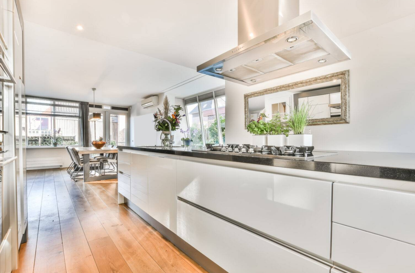 Lạm dụng một phong cách trong nhà bếp: Đúng là nhà bếp cần có thiết kế hài hòa, nhưng việc quá cực đoan theo một phong cách nào đó có thể phản tác dụng. Một nhà bếp quá hiện đại, quá truyền thống, hoặc quá nặng về một chủ đề nào đó có thể tạo cảm giác hạn chế. Người mua muốn một không gian có thể thích ứng với nhiều sở thích khác nhau, và một nhà bếp quá nghiêng về một hướng phong cách có thể không thu hút được đúng đối tượng. Thay vì hoàn toàn theo một xu hướng cụ thể, hãy hướng đến sự kết hợp cân bằng giữa các yếu tố cổ điển và hiện đại. Một thiết kế linh hoạt giúp nhà bếp có cảm giác vượt thời gian và dễ thích ứng, làm tăng giá trị của nó về lâu dài. Ảnh: @Envato Elements / pro_creator.