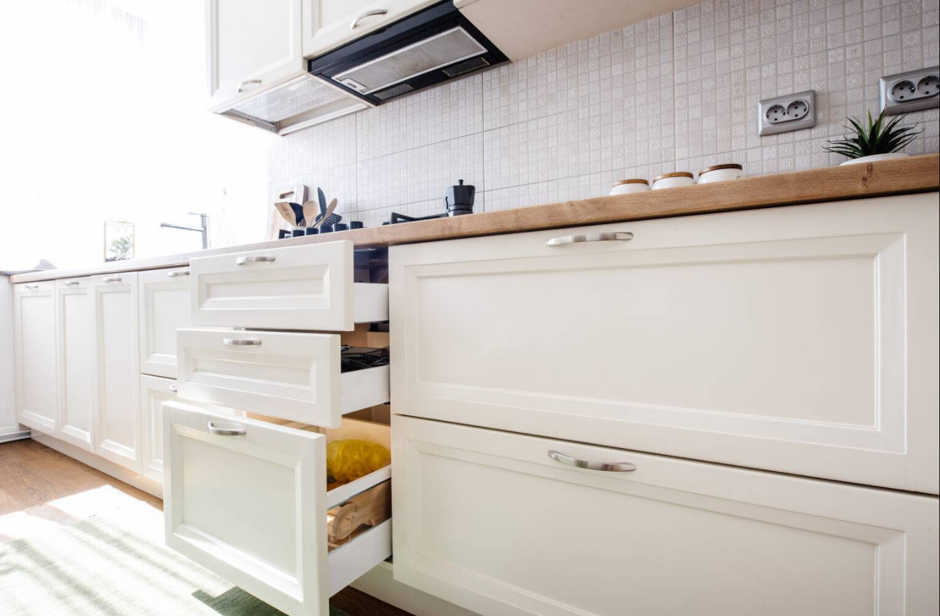 Tất cả đều đóng êm ái: Bản lề và ray trượt ngăn kéo giảm chấn có vẻ là những chi tiết nhỏ, nhưng chúng làm cho nhà bếp trở nên tinh tế hơn. Không còn tiếng đóng sầm cửa tủ hay ngăn kéo nữa, chỉ còn tiếng đóng êm ái, nhẹ nhàng mỗi lần sử dụng. Điều này cũng giúp ngăn ngừa hao mòn, giữ cho nhà bếp của bạn luôn trong tình trạng tốt nhất trong nhiều năm tới. Ảnh: @Envato Elements / duallogic.