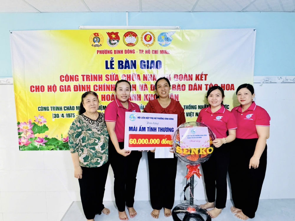 Hội LHPN phường Bình Đông trao quà đến gia đình chị Lê Thị Bích Tuyền. ẢnhL KH