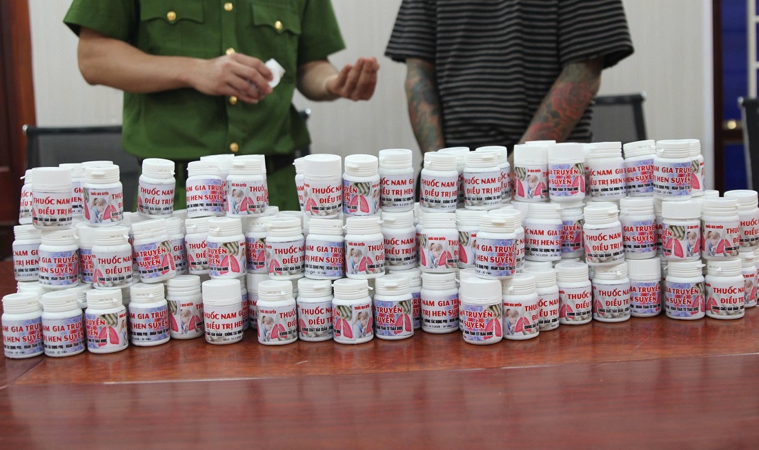 Sơn mua hàng trôi nổi trên mạng xã hội rồi về gắn nhãn mác để bán - Ảnh công an cung cấp