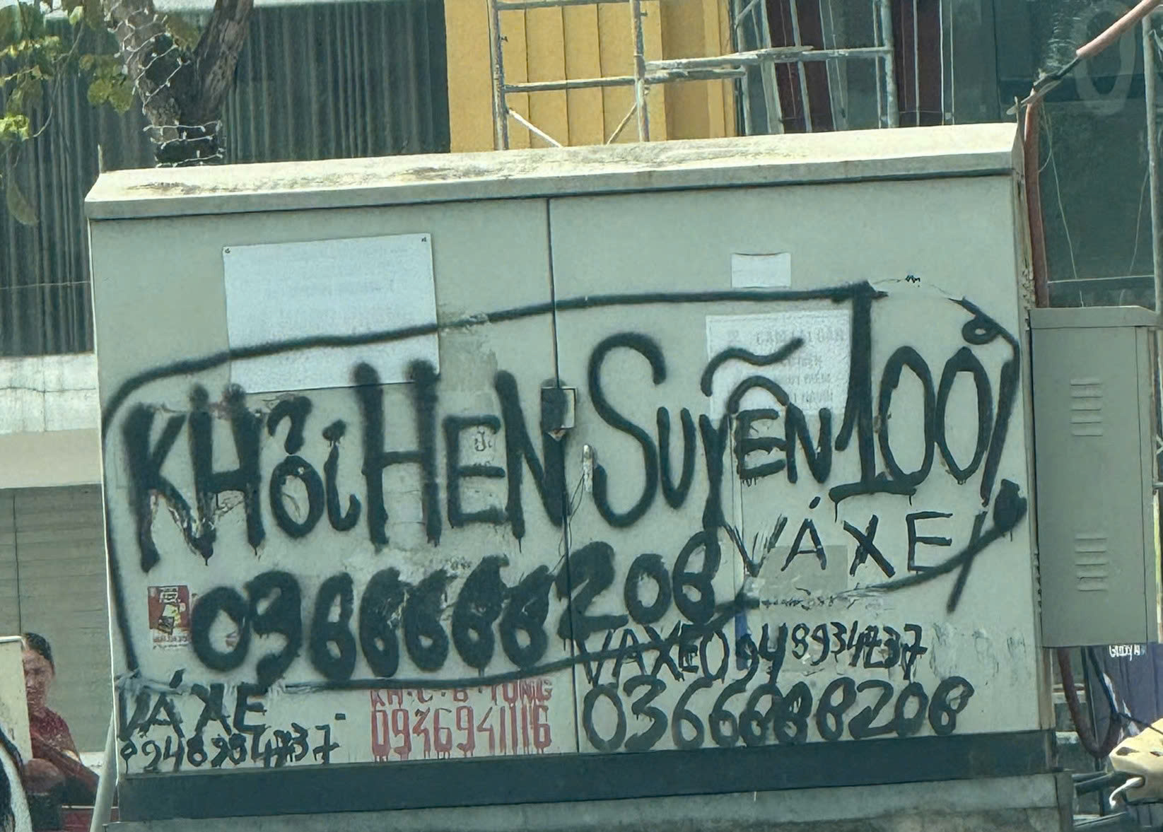 Hàng loạt biển quảng cáo, tường nhà dọc nhiều tuyến đường bị Sơn xịt sơn quảng cáo- Ảnh công an cung cấp