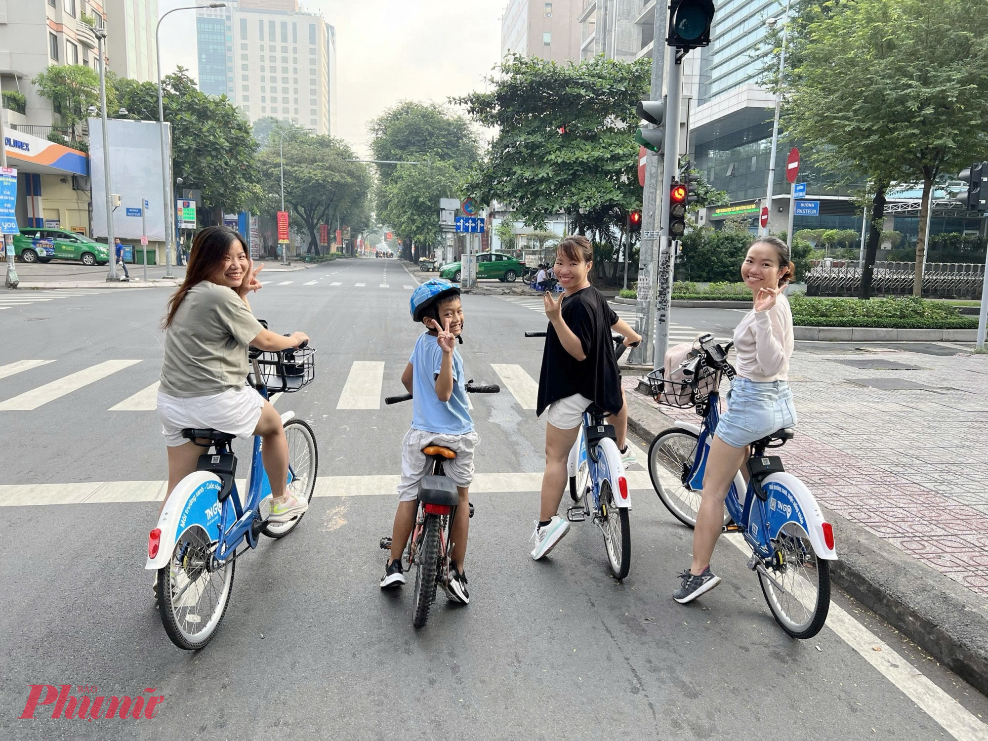 Tôi và các bạn thường đạp xe vào mỗi cuối tuần 