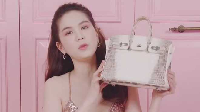 Ngọc Trinh đập hộp mẫu túi 'bạch tạng' - Ảnh cắt từ video