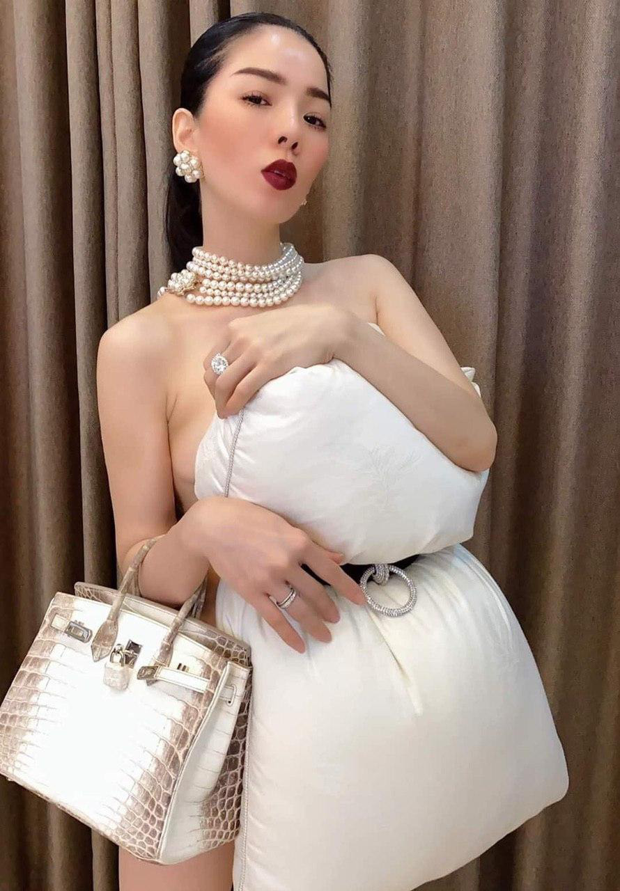 Lệ Quyên khoe chiếc túi 'bạch tạng' với giá trị khoảng 45.000 - 65.000 USD (tương đương 1,1 - 1,6 tỷ VNĐ).