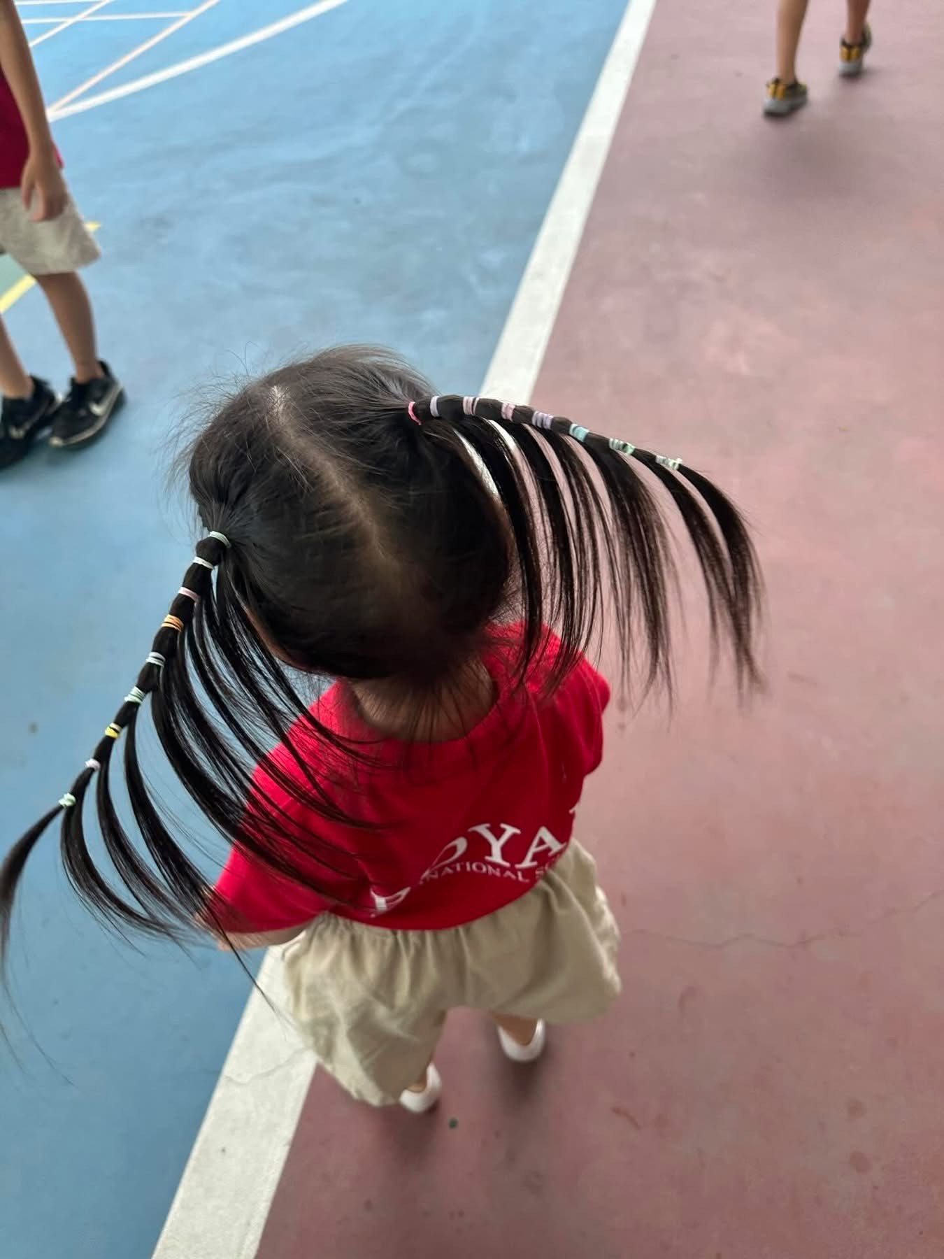 Ở kiểu tóc này, mái tóc được buộc thành nhiều đoạn dài, mỗi đoạn thắt chun màu khác nhau tạo cảm giác như… dây điện nhiều lớp. Chị em chỉ cần buộc tóc thành 2 bên, sau đó cứ cách một đoạn lại buộc thêm dây chun. Bí quyết là chọn dây nhiều màu để tăng độ nổi bật. Kiểu tóc nhìn thì vui mắt, năng động nhưng khi tháo ra có thể mất nhiều thời gian và cần một chút kiên nhẫn.