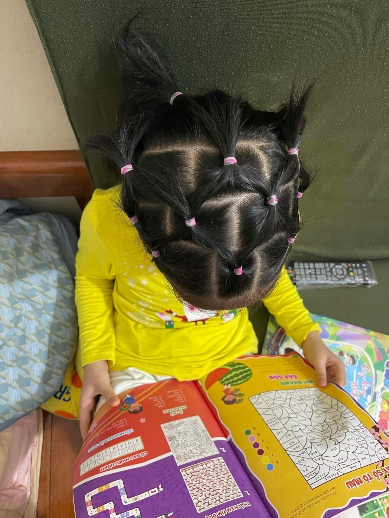 Kiểu tóc này trông như mạng nhện khiến ai cũng phải bật cười. Tóc được chia thành nhiều ô vuông nhỏ, buộc từng phần đều tăm tắp. Các mẹ nếu muốn thực hiện mẫu tóc mạng nhện hãy  hia tóc theo hàng ngang - dọc, buộc từng nút nhỏ rồi nối lại thành mạng lưới. Nghe đơn giản, nhưng chỉ cần lệch một ô là 'mất luôn sự tinh tế'. Đây đúng chuẩn kiểu tóc mẹ vui là chính, bé đẹp là phụ, vì bé chỉ cần ngồi yên đủ lâu đã là một kỳ tích.