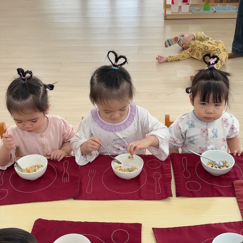 3 bé gái ngồi ăn ngoan ngoãn với mái tóc buộc cao tạo hình trái tim trông cực kì đáng yêu. Kiểu này tưởng phức tạp nhưng thực ra khá dễ, chỉ cần chia tóc làm 2 phần, buộc cao rồi uốn cong 2 bên tạo hình trái tim, cố định bằng dây thun nhỏ. Điểm cộng là nhìn rất dễ thương nhưng điểm trừ là nếu bé chạy nhảy mạnh… trái tim có thể 'tan vỡ' nhanh chóng.