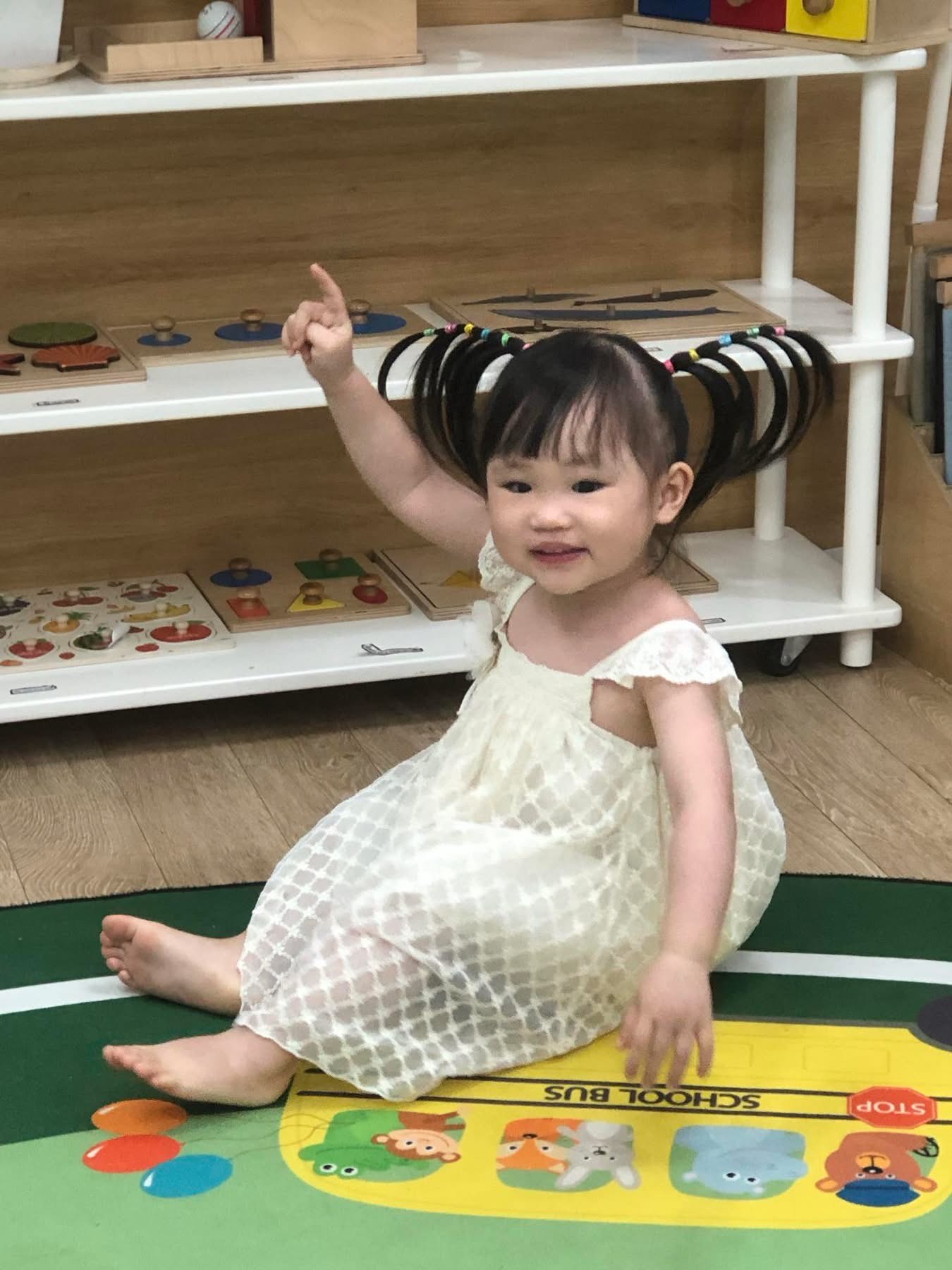 Không chỉ chăm sóc, dạy dỗ, các cô giáo mầm non dường như còn kiêm luôn vai trò nhà tạo mẫu tóc nhí cho các bé với loạt kiểu đầu độc lạ khiến dân mạng vừa bật cười vừa trầm trồ. Sự sáng tạo này đang trở thành điểm nhấn thú vị trong đời sống học đường của trẻ nhỏ.