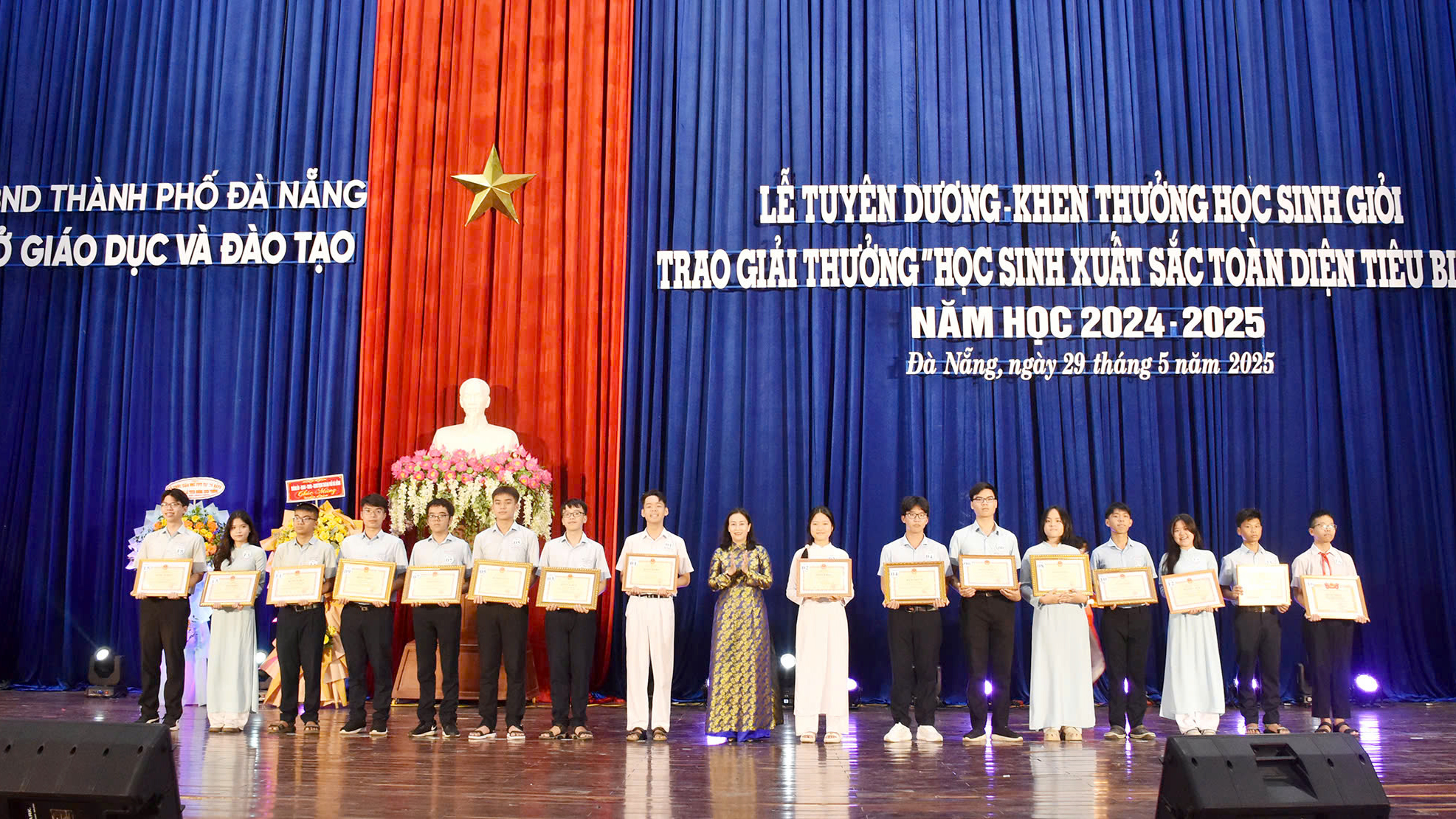 Lãnh đạo TP Đà Nẵng khen thưởng các học sinh có thành tích xuất sắc trong năm học 2024-2025.