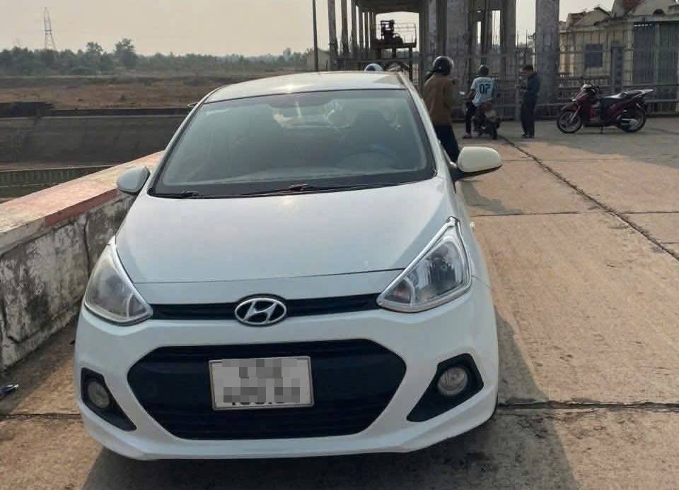 Chiếc xe ô tô để lại hiện trường - ảnh: MXH